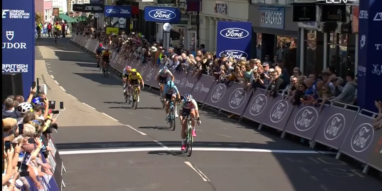 Dygert triomfeert in tweede etappe RideLondon Classique: Kool komt op één kilometer van de meet ten val