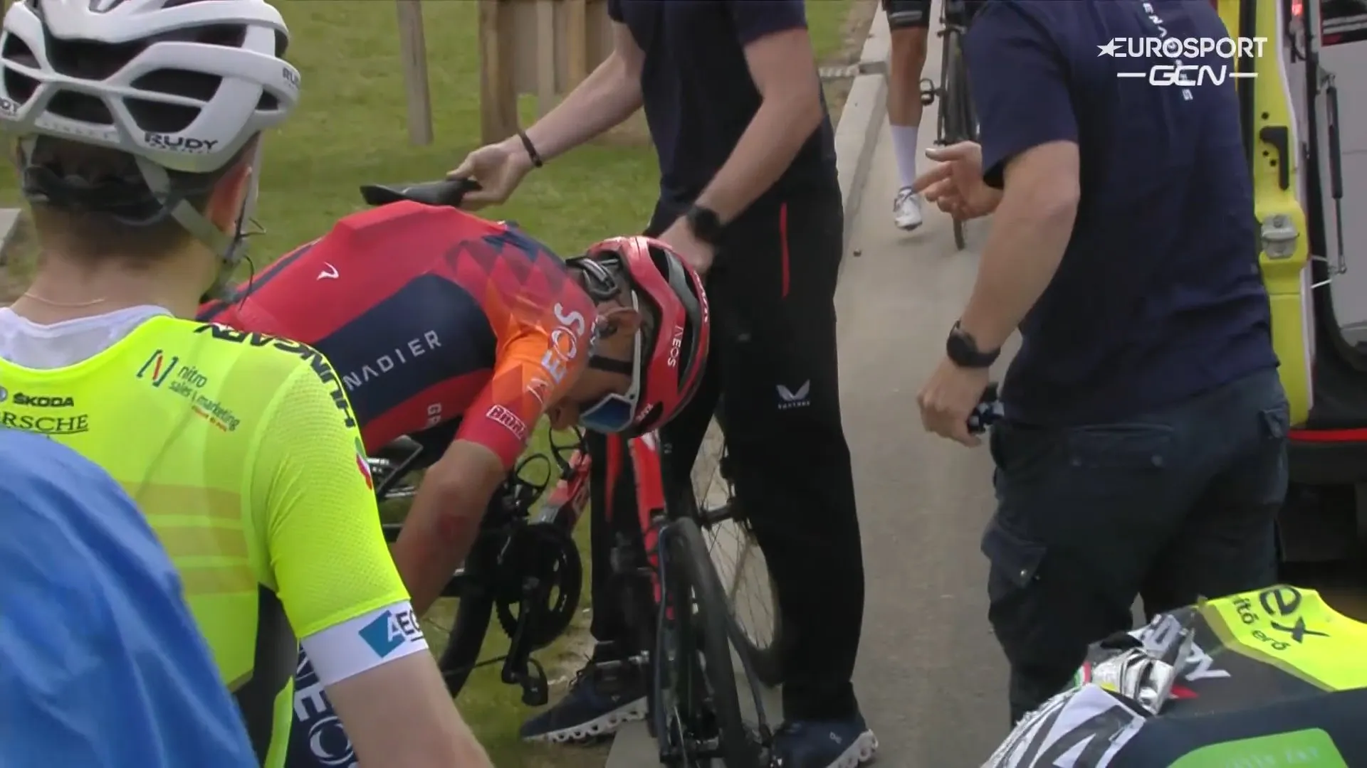 Bernal komt tijdens ouverture Ronde van Hongarije opnieuw ten val, Groenewegen wint rit