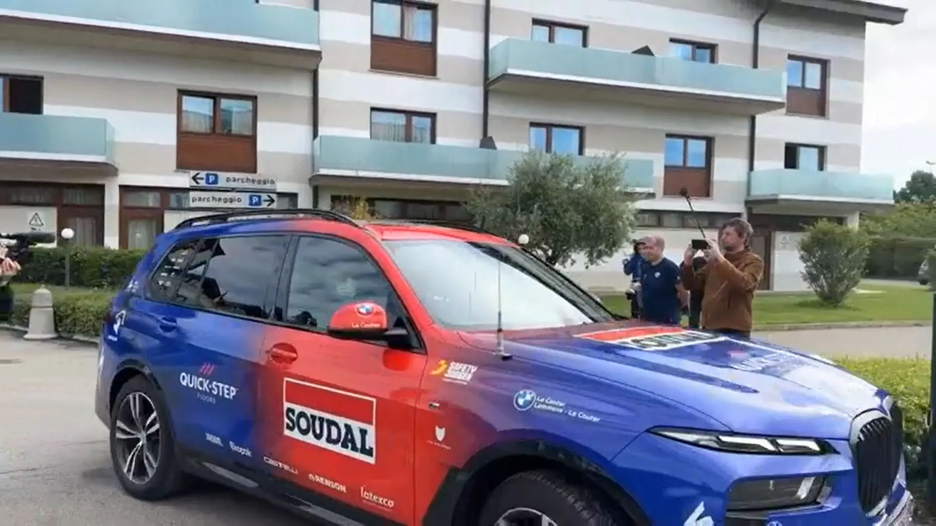 Remco Evenepoel verlaat het ploeghotel: 'Er is niets veranderd, hij keert terug naar huis'