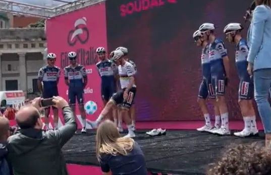 🎥 Hooghoudende Evenepoel stelt wielerliefhebbers gerust: 'We denken dat alles onder controle is'