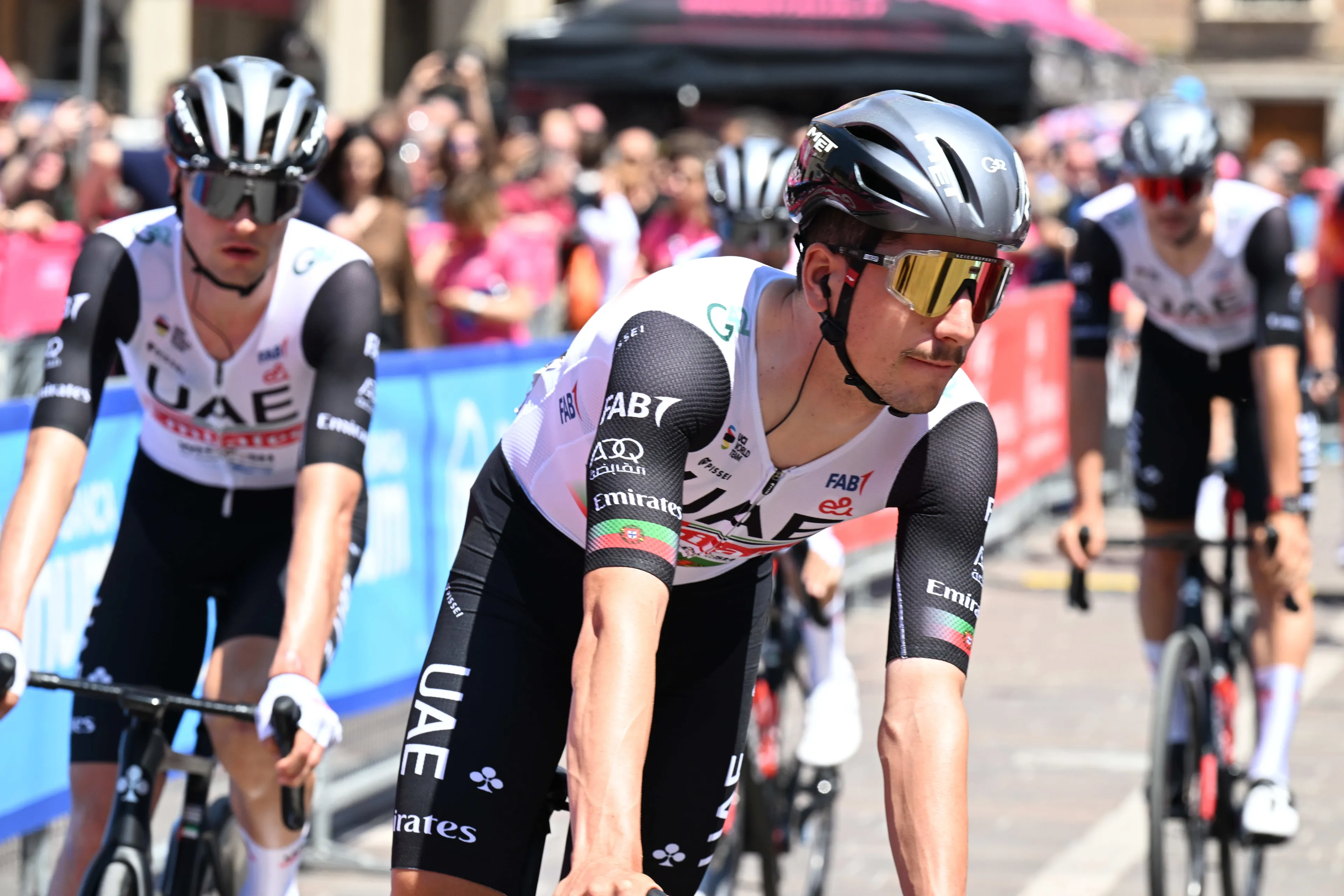 Interview | Evenepoel? Roglic? UAE rekent op 'Almeida style': 'Hij heeft nummers om voor het roze te gaan'