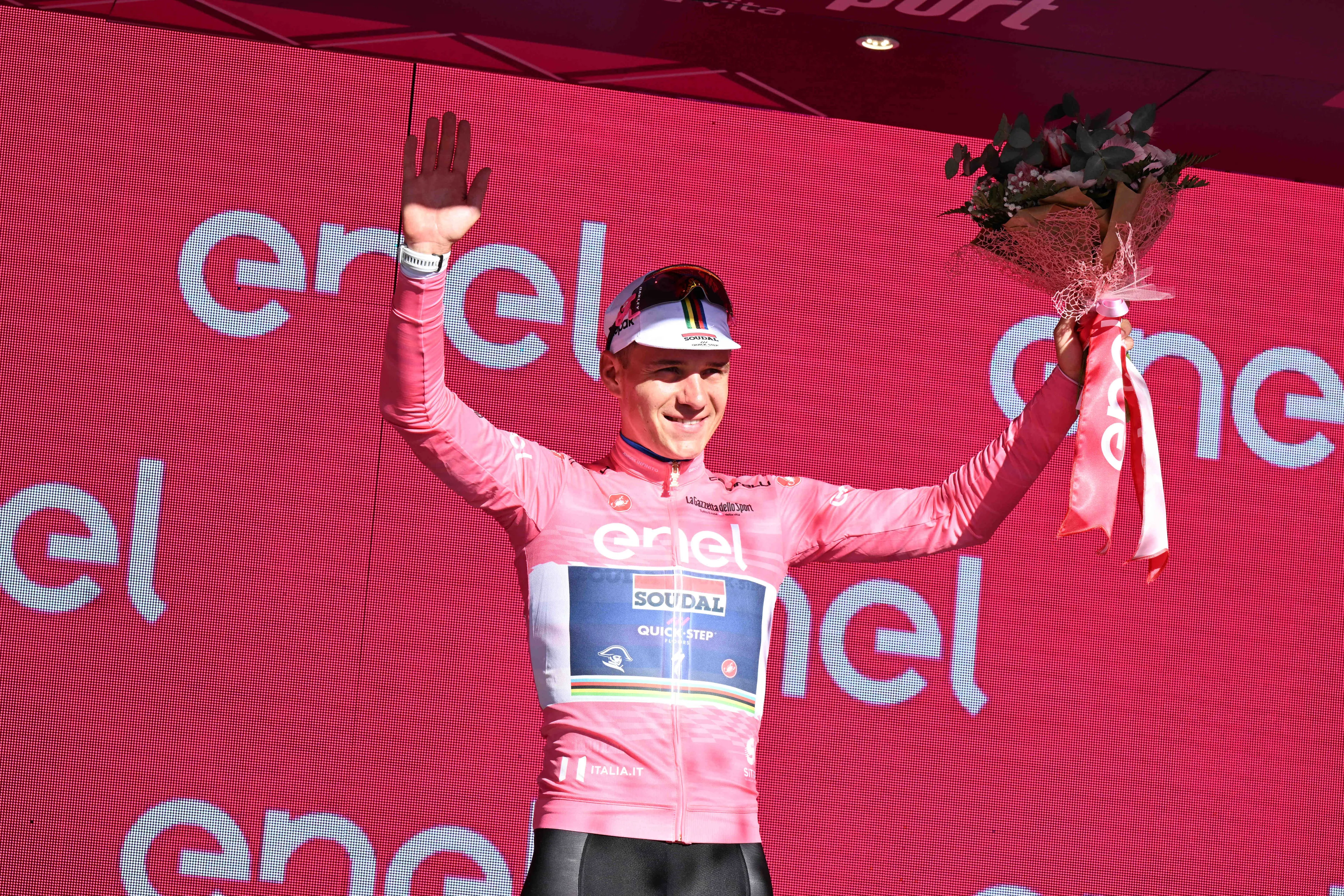 Parcours en uitslagen Giro d'Italia 2023 | Evenepoel schittert meteen in het roze, sprinters mogen knallen op dag twee