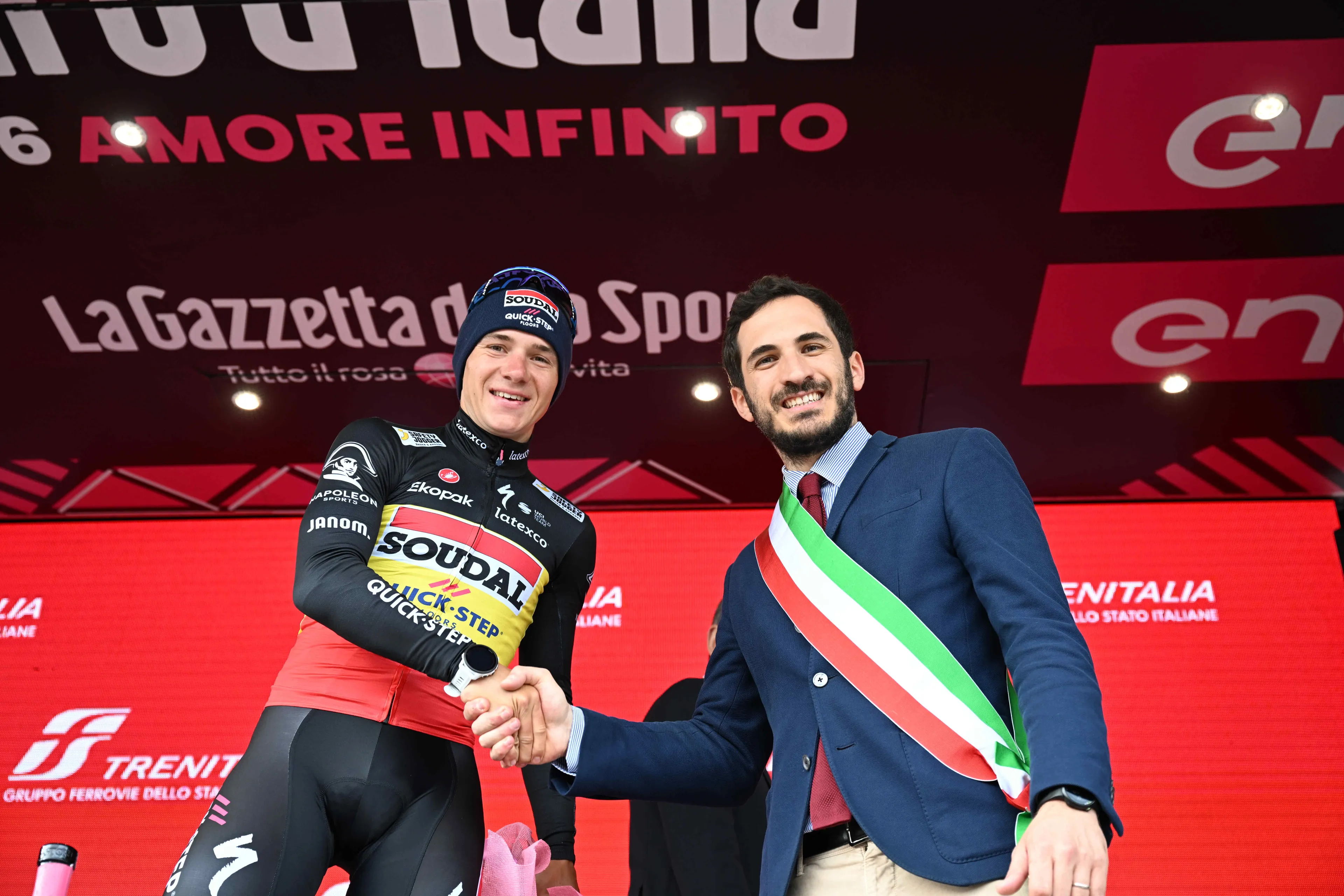 In- en outsiders wielerwereld reageren geschokt op besmetting Evenepoel: 'Dit is gewoon kut met peren'