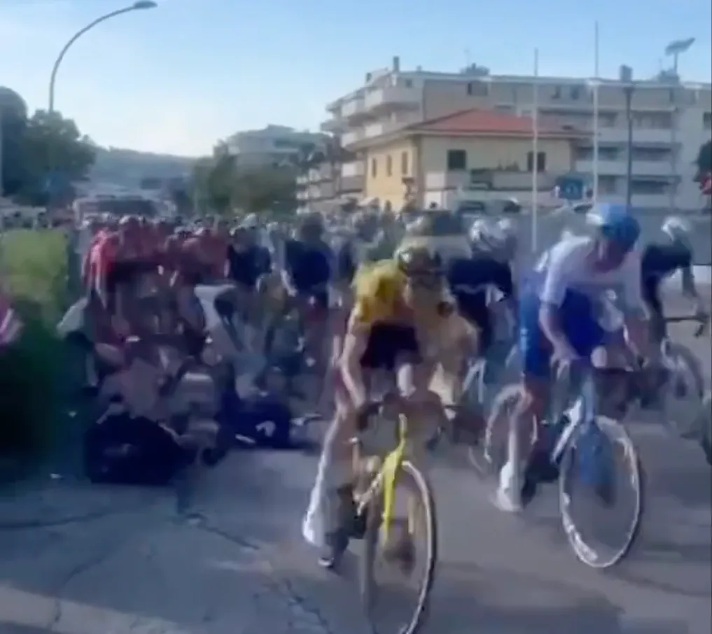 🎥 Toeschouwer filmt valpartij Giro d'Italia van dichtbij, zwieper zorgt voor keiharde crash