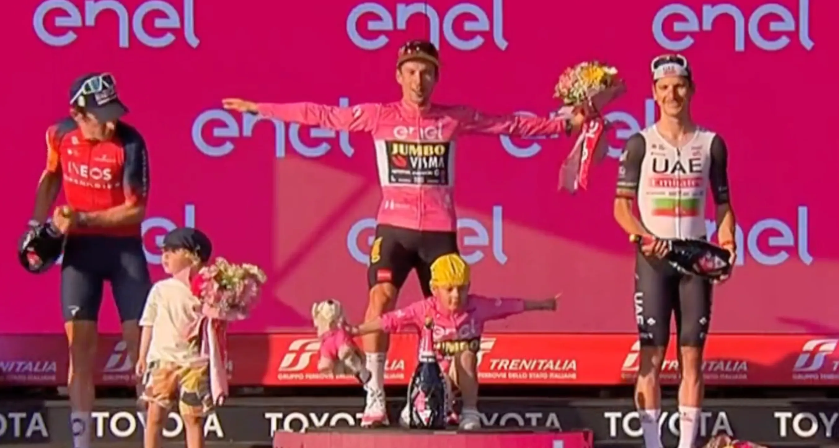 🎥 Zo vader, zo zoon: Kindje van Roglic steelt show op eindpodium Giro en kan aan de slag als skijumper