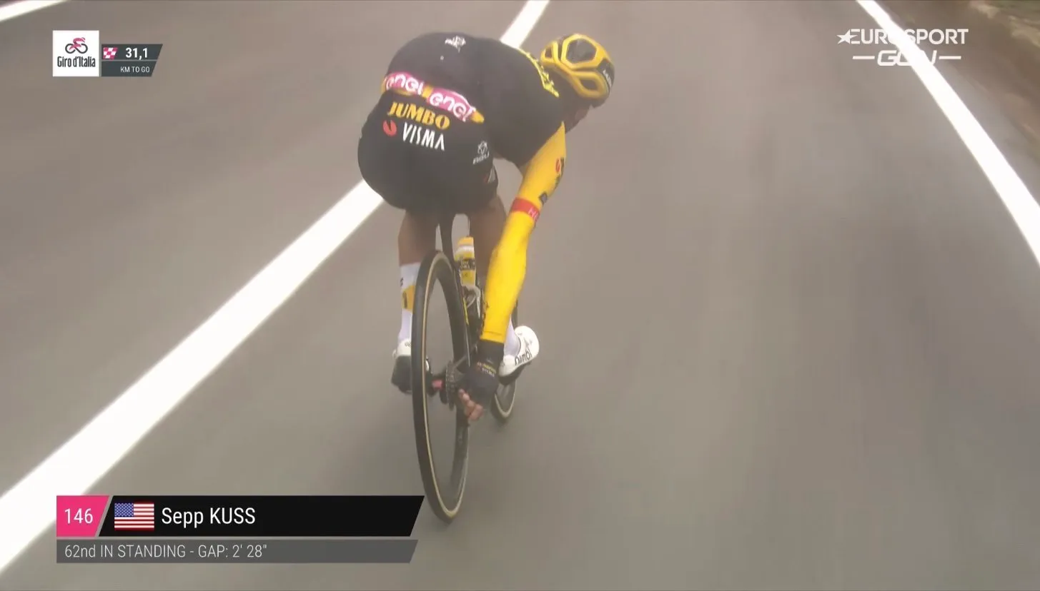 Pijnlijk: Sepp Kuss (Jumbo-Visma) zag zijn vinger tussen spaken komen in elfde Giro-rit