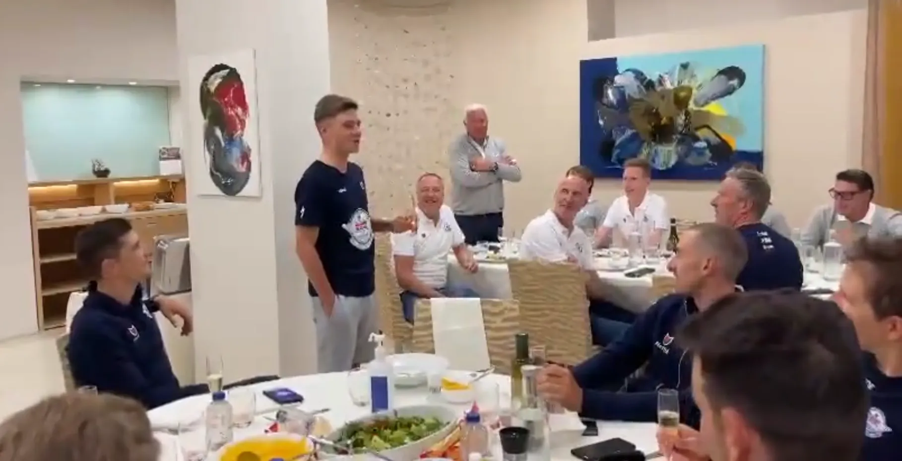 🎥 De sfeer zit er bij proostend Soudal Quick-Step goed in na zege Evenepoel: 'Zigge zagge, zigge zagge'