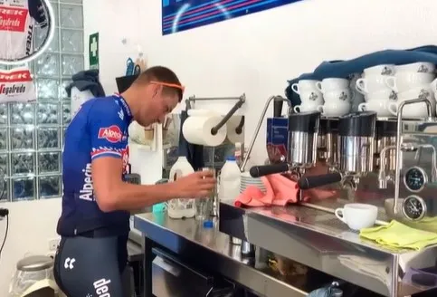 'Geen oefening en in twee pogingen, wat kan deze man niet?' Van der Poel maakt ook in koffiebar indruk