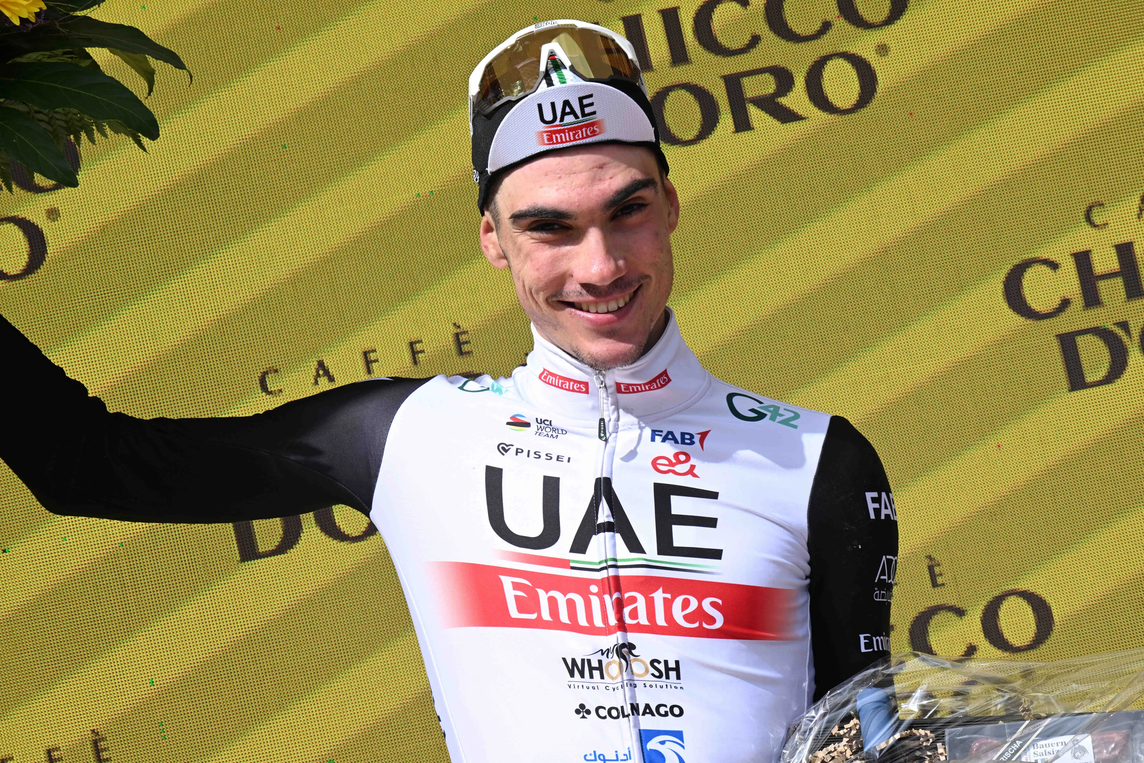 Ayuso eert Mäder met tijdritzege: 'Maar ik had graag de eindzege aan hem opgedragen'