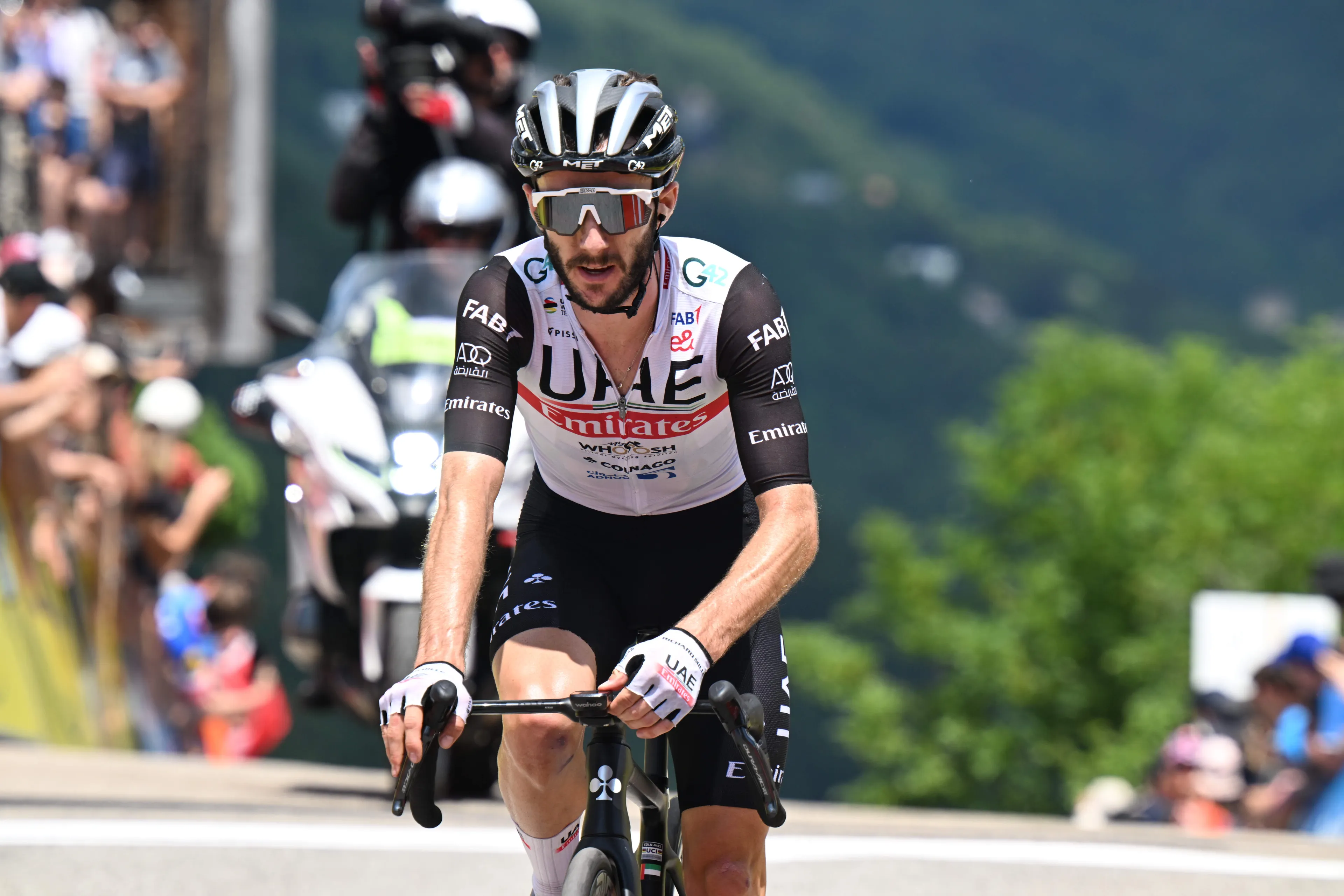 Adam Yates en UAE-ploegleider Gianetti zien kopman Pogacar opnieuw inlopen: 'We hebben ons goed hersteld'