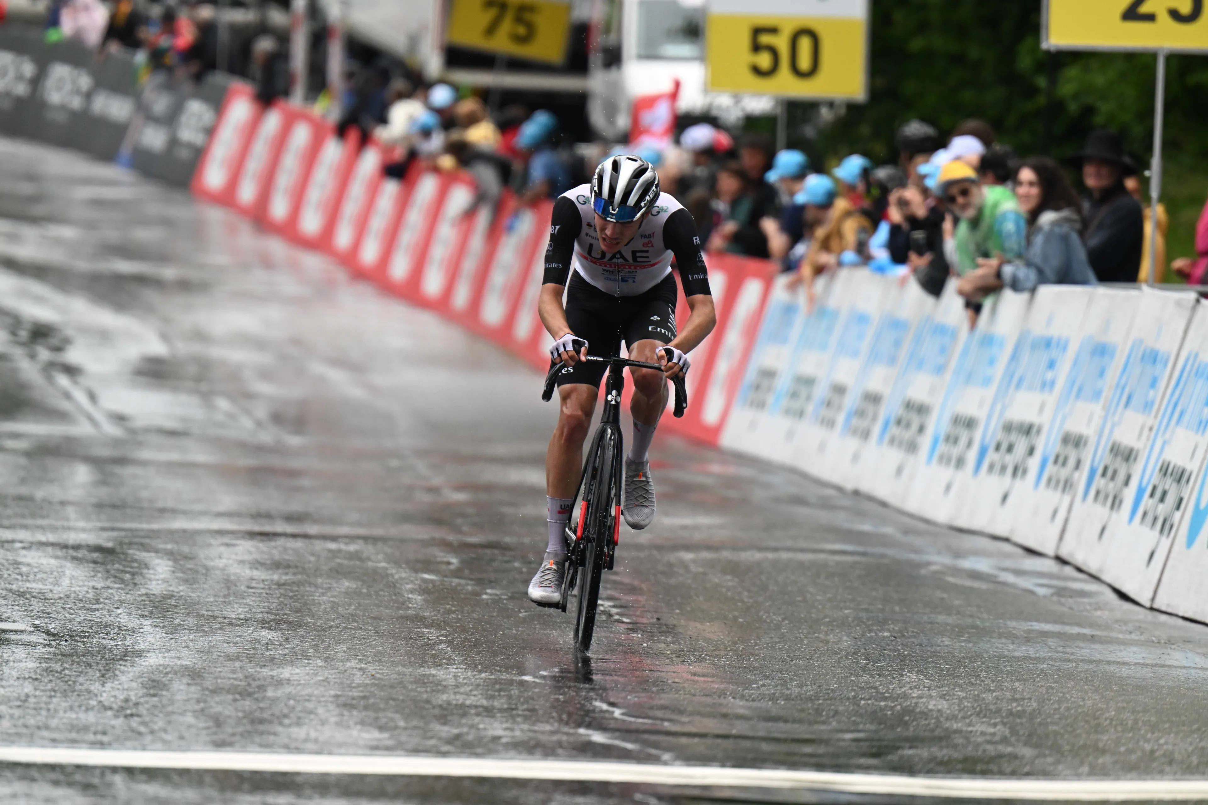 Remontada Ayuso in loodzware koninginnenrit Zwitserland; Evenepoel verliest tijd op Kelderman en co