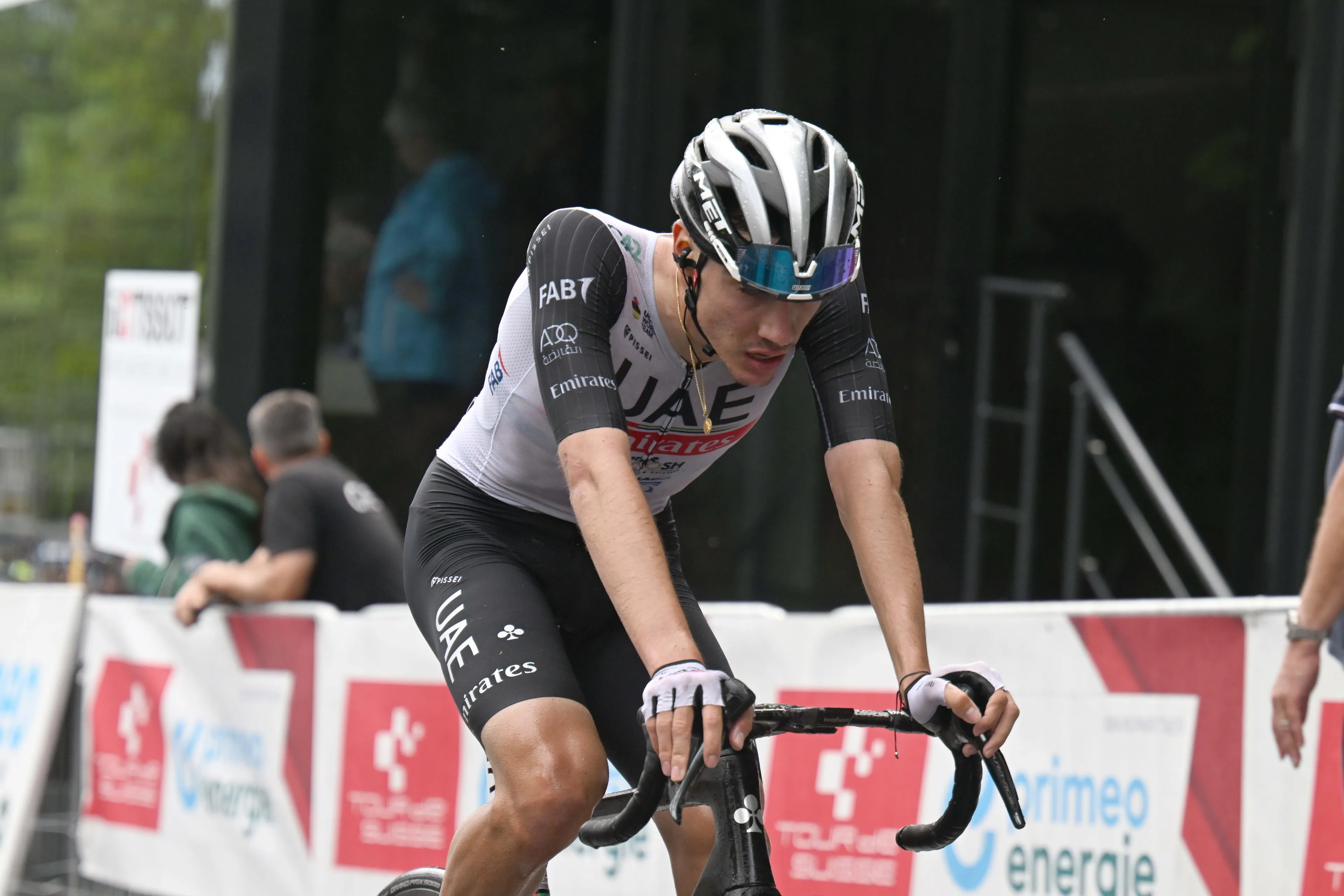 Bizarre slotfase in Ordizia: Koplopers Ayuso en Lazkano vallen in slotkilometer, Hirschi wint