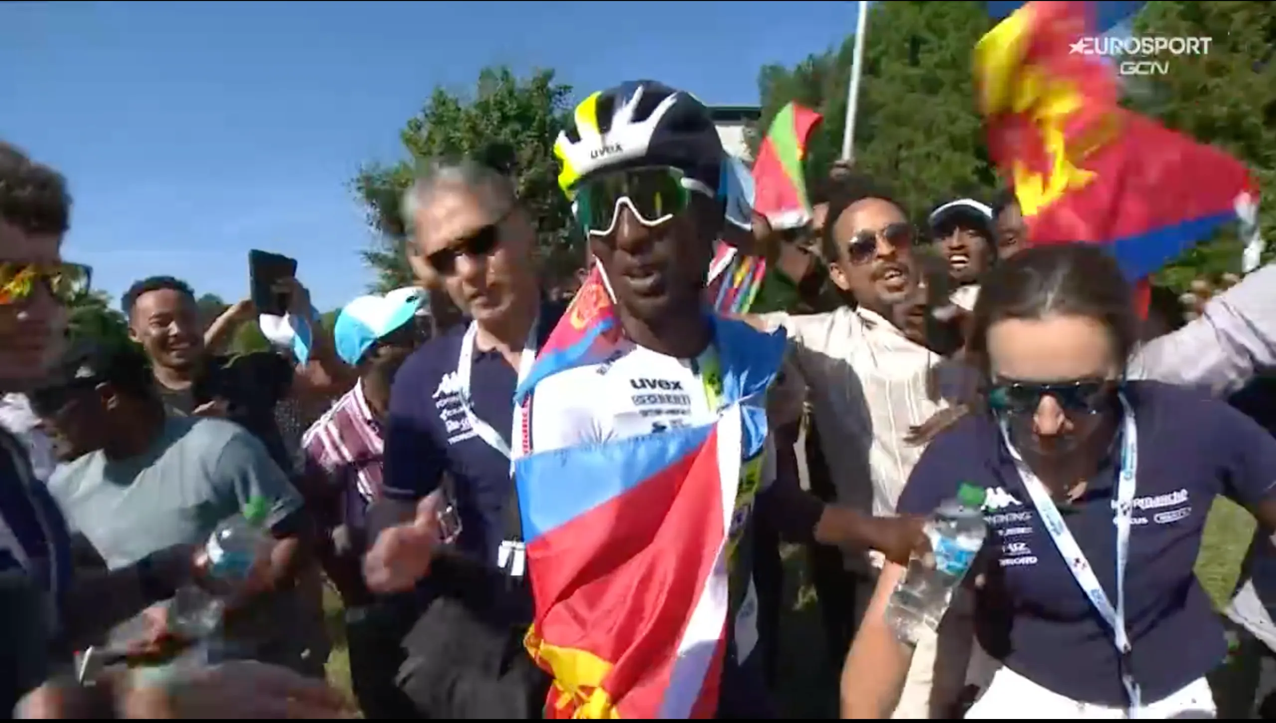 🎥 Eritrese fans worden gek na overwinning van Biniam Girmay in Zwitserland: 'Geweldig om voor deze mensen te winnen'