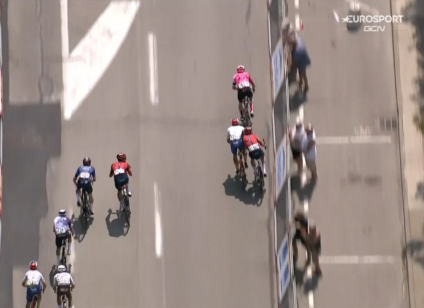 Trotse Van den Berg klopt Viviani en co in Frankrijk: 'Altijd mooi om te winnen, maar vooral na zo'n dag'