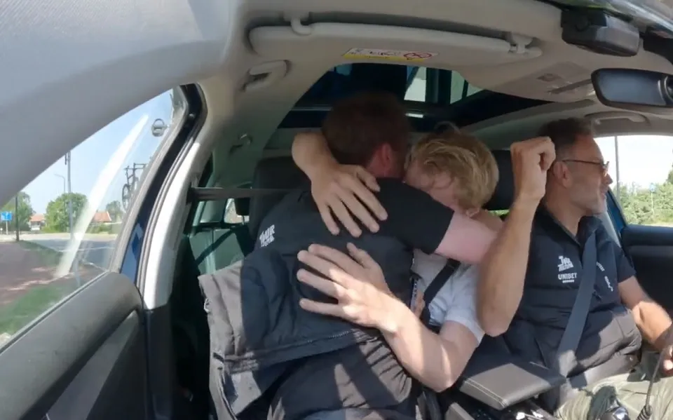 🎥 Beelden uit de auto bewijzen hoeveel ZLM-zege voor team Tietema betekent: 'JAAAAAAAAA!'