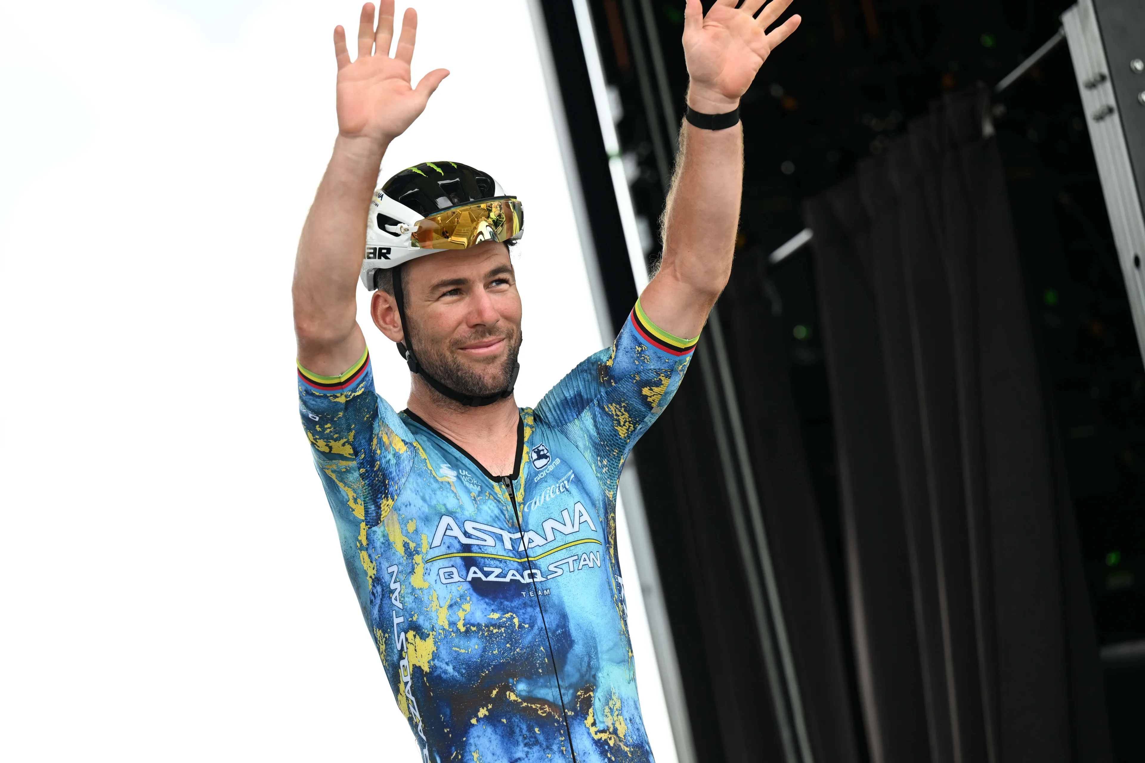 Renners in de Tour nemen na val afscheid van Mark Cavendish: 'En dat in zijn laatste jaar... Of toch niet?'