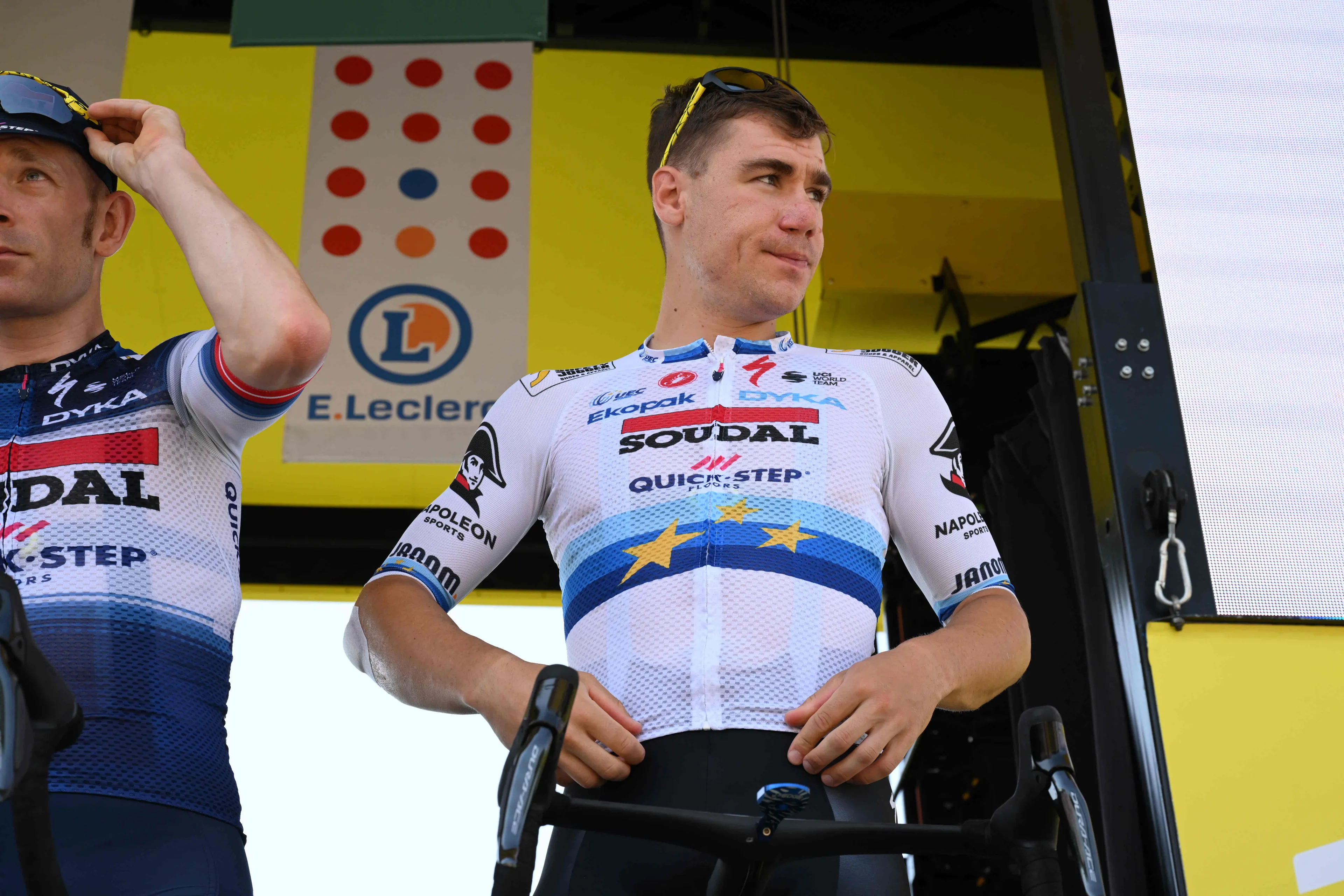 Sterke Jakobsen overleeft Deense aanvalsgolf en slaat terug met lengtes voorsprong in de massasprint