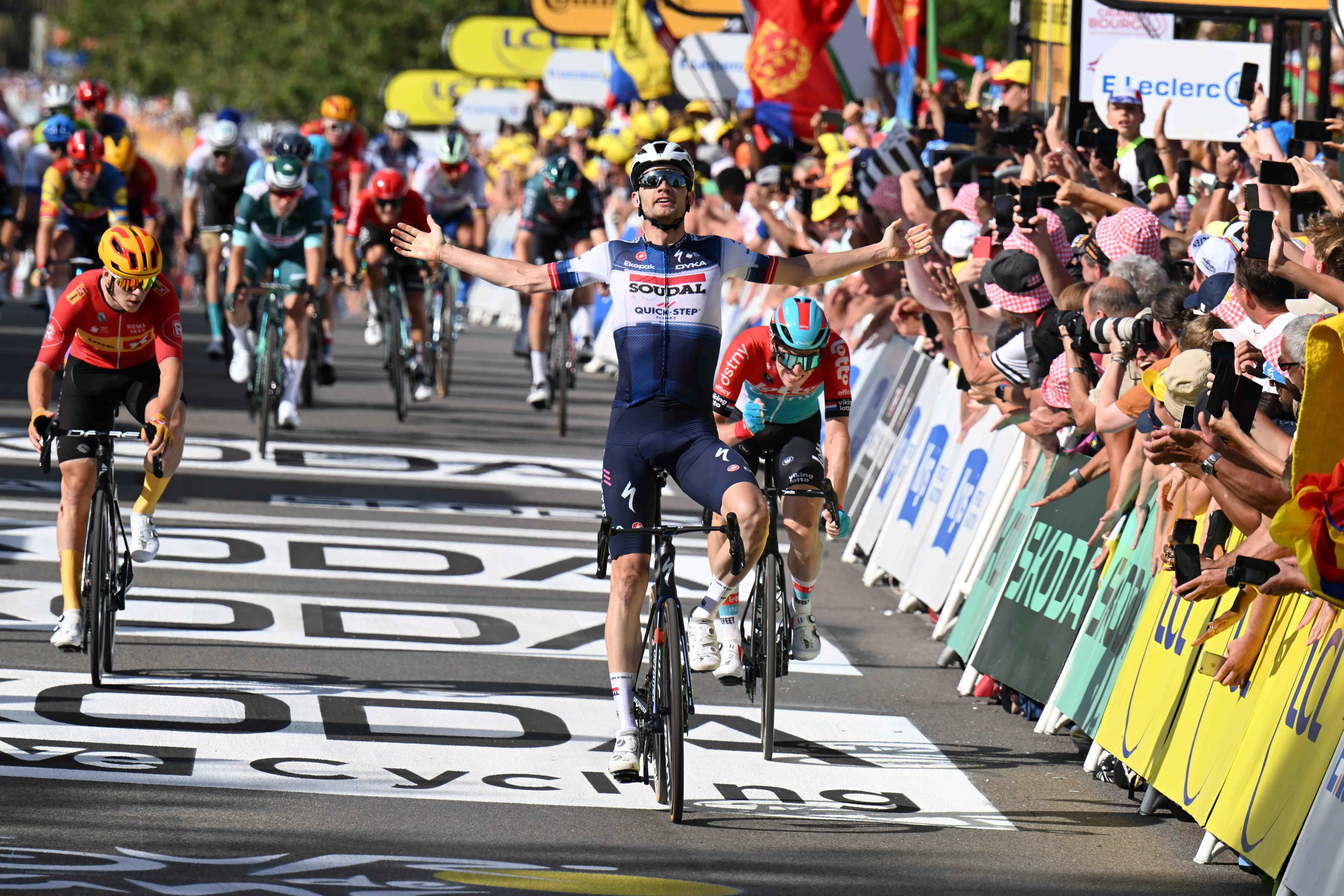 Briljante kopgroep verrast arrogant peloton: Asgreen bekroont afstopwerk Quick Step en klopt Eenkhoorn