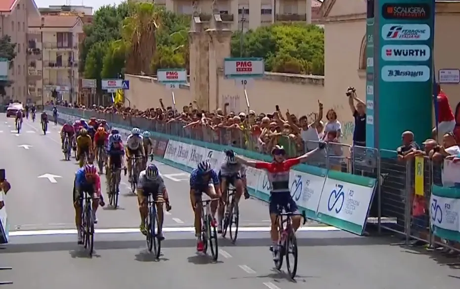 Vas verrast Vos en consorten met machtige sprint heuvelop in Giro Donne, Van Vleuten blijft leider