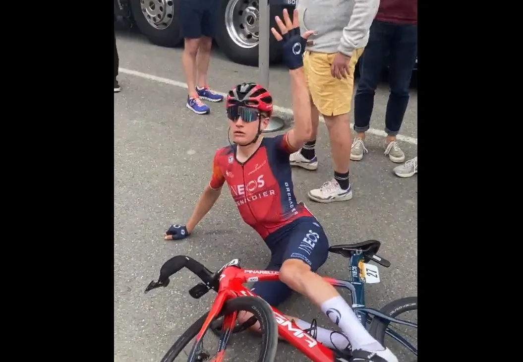 🎥 Ondersteboven door een fan... Carlos Rodriguez (INEOS) komt na puike etappe met kater bij de bus