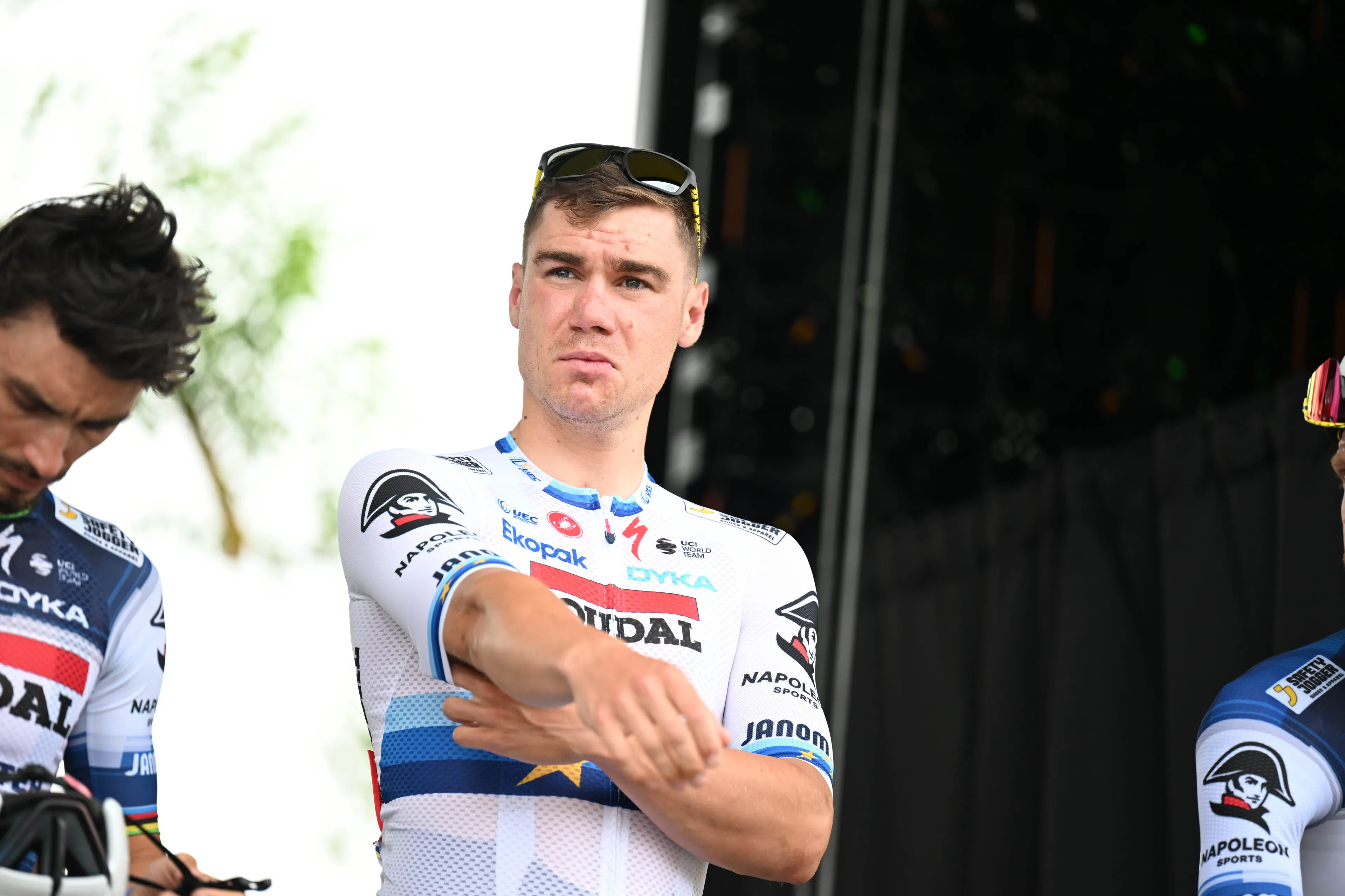 Strijdvaardige Jakobsen moet weer een dagje Pyreneeën zien te overleven: 'Hoop vooral op betere benen'