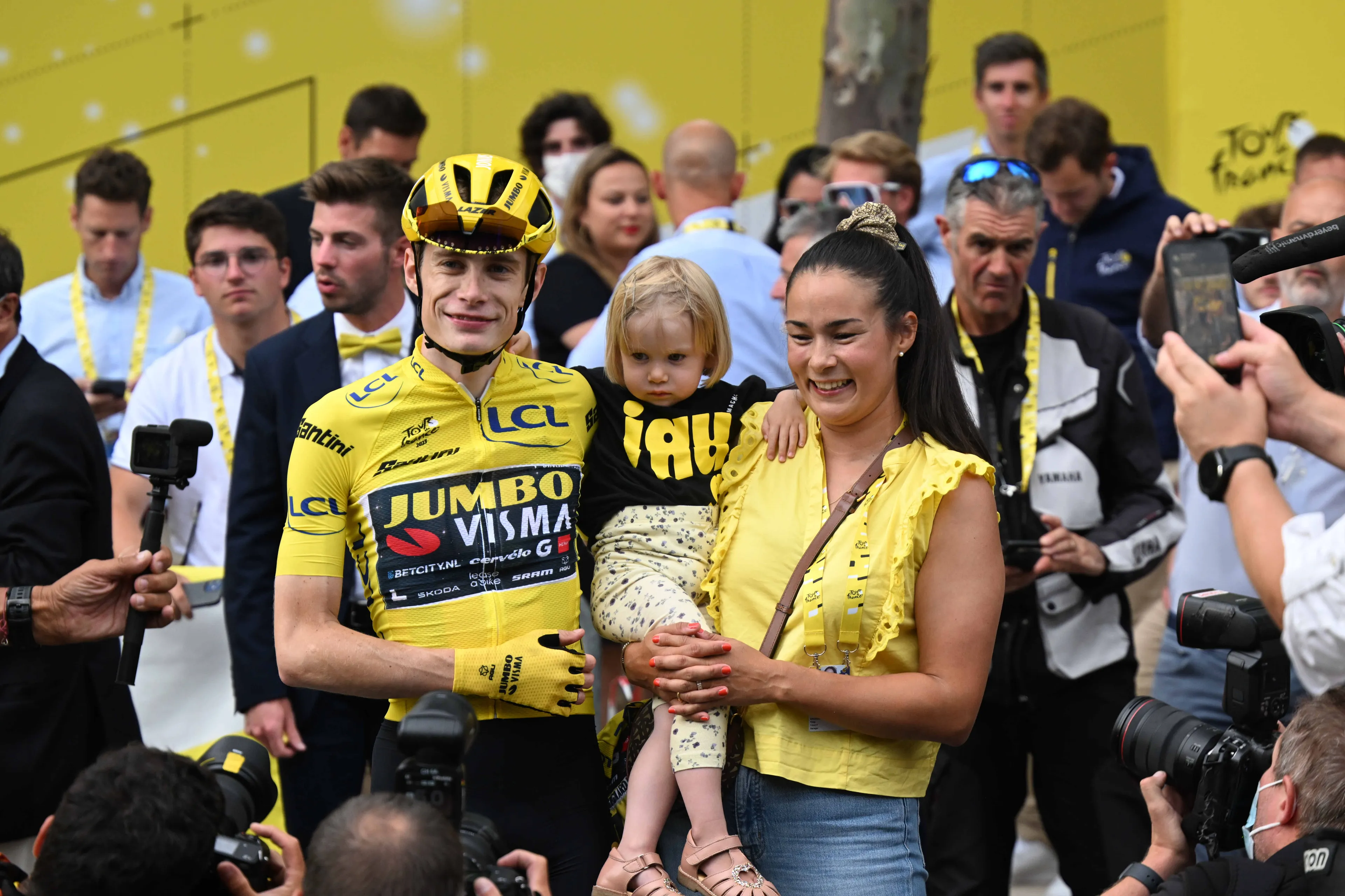 Interview vrouw Vingegaard hot topic in Denemarken, maar Visma-Deen reageert koelbloedig: 'Heb het niet gelezen'