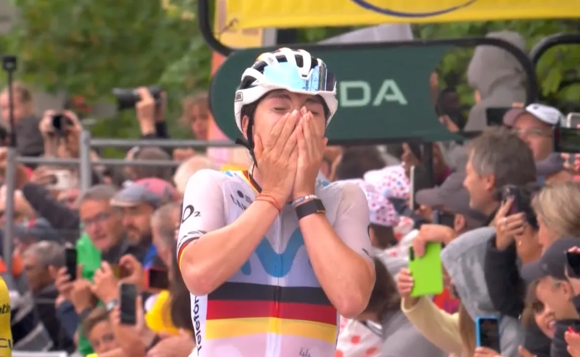 Lippert dankt ploeg, lekke band Kopecky én weergoden na eerste ritzege in de Tour: 'Altijd goed in de regen'