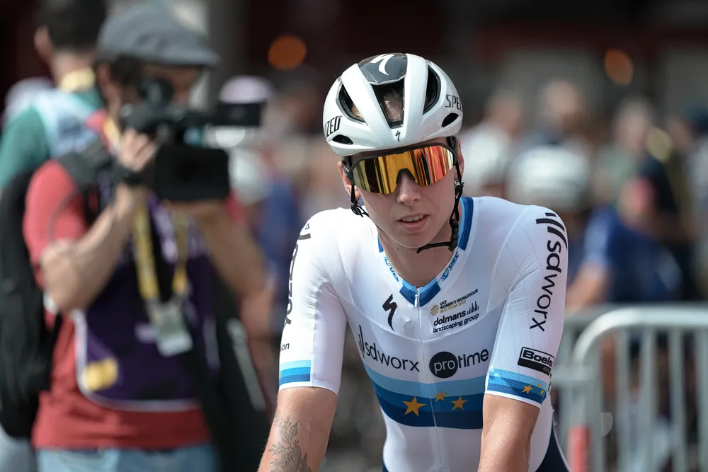 Gele trui Kopecky doet met perfecte lead-out voor Wiebes droom Van de Velde uiteenspatten