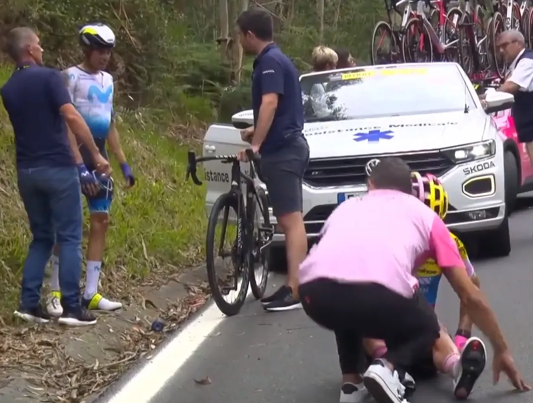 🎥 Drama voor Mas en Carapaz op eerste Tourdag: Kopman geeft op, Carapaz gehavend na gezamenlijke crash