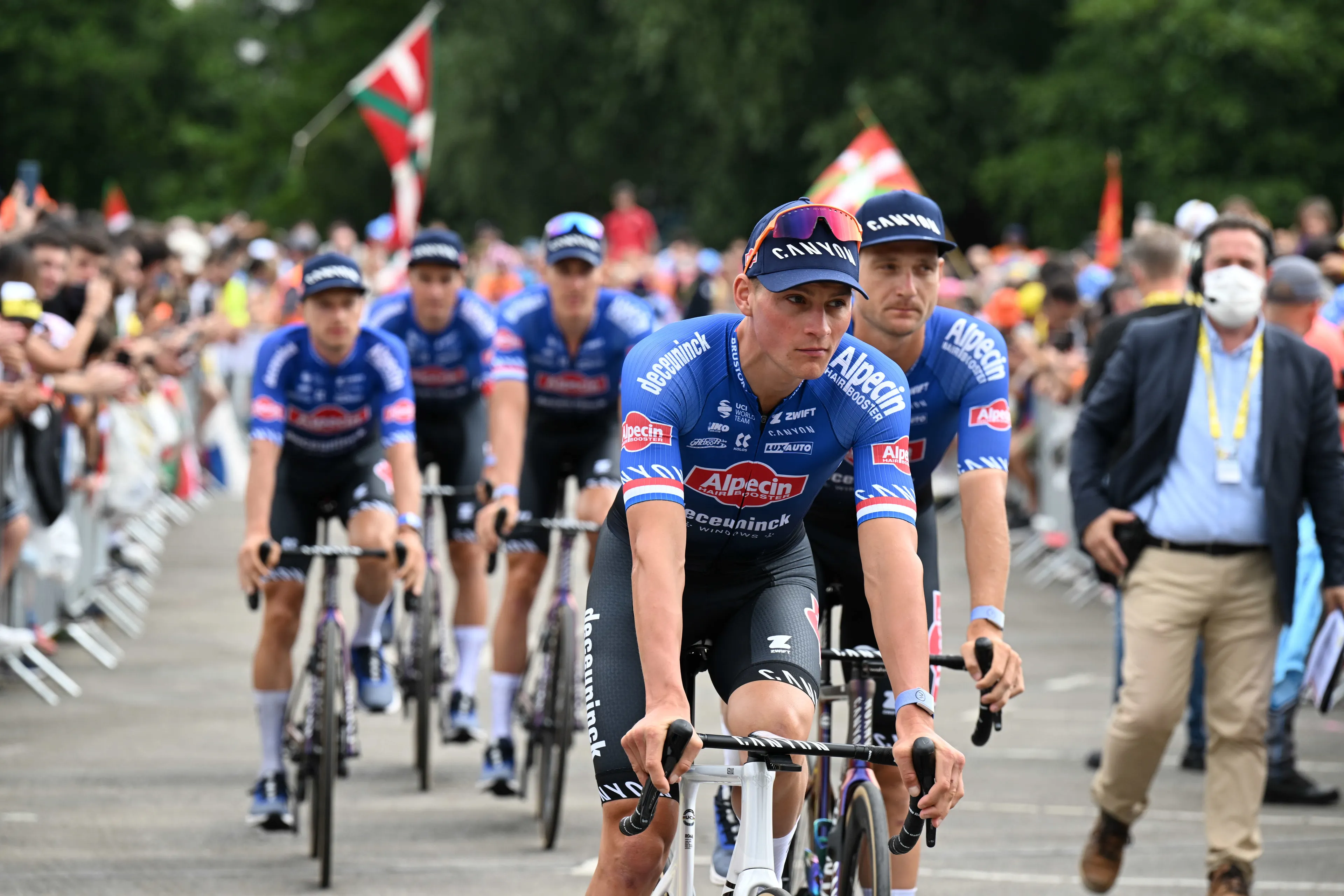 Ploegbaas Roodhooft denkt na zege Philipsen ook aan Van der Poel: 'Bijzonder spijtig voor Mathieu'