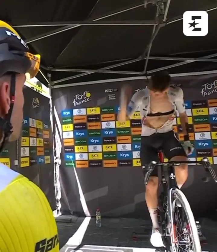🎥 Pogacar steekt de draak met woeste Van Aert: 'Like a child!'