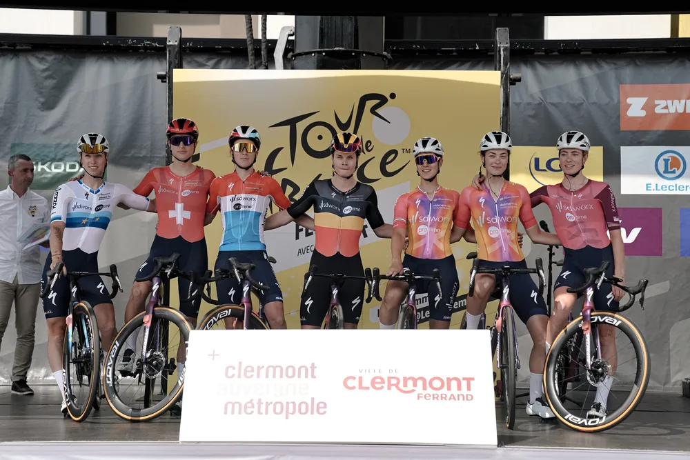 Ploegleider Stam kraakt jury na tijdstraf Vollering keihard af: 'Zijn die mensen capabel om zo'n koers te leiden?'