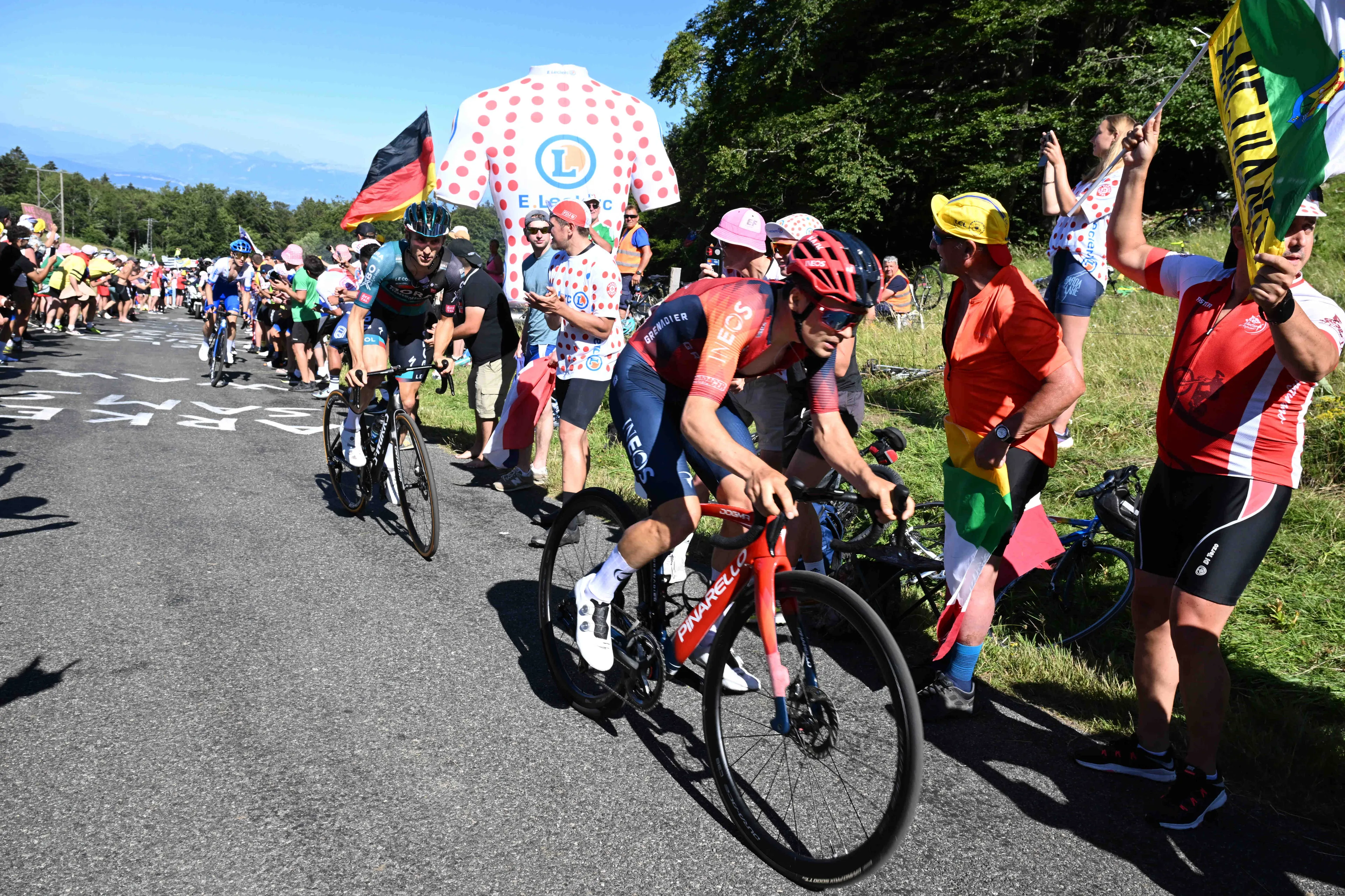 INEOS ziet naast ritzege Kwiatkowski op 'hersteldag' ook sterke Pidcock: 'Heb 700 watt gezien op m'n teller'