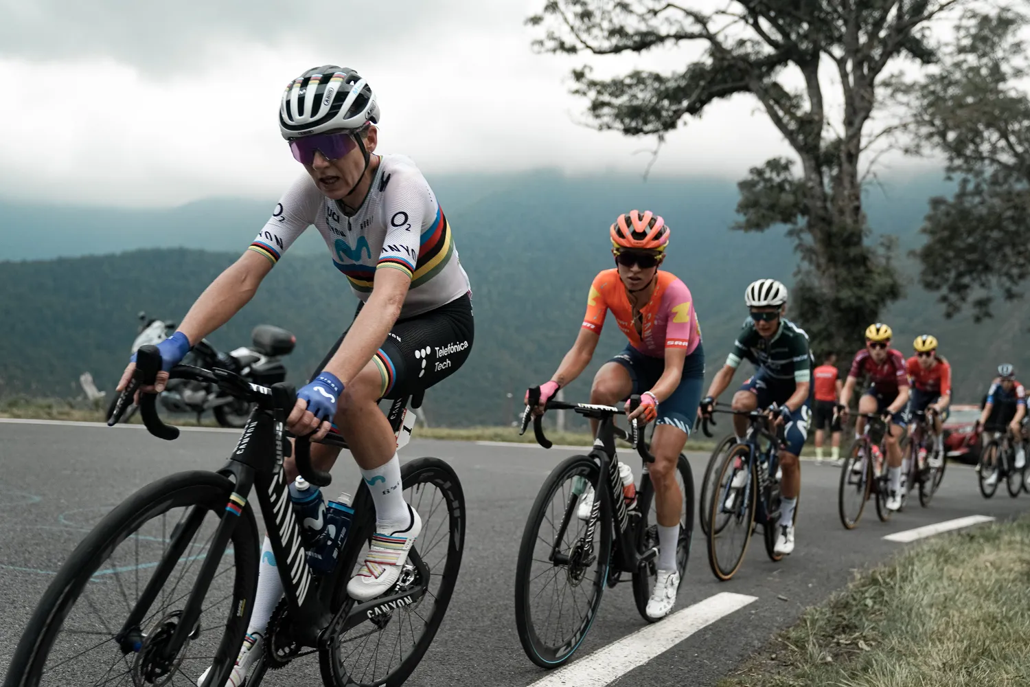 Van Vleuten vertelt waar het 'akkefietje' met Vollering in Aspin-afdaling over ging (en is heel sportief)