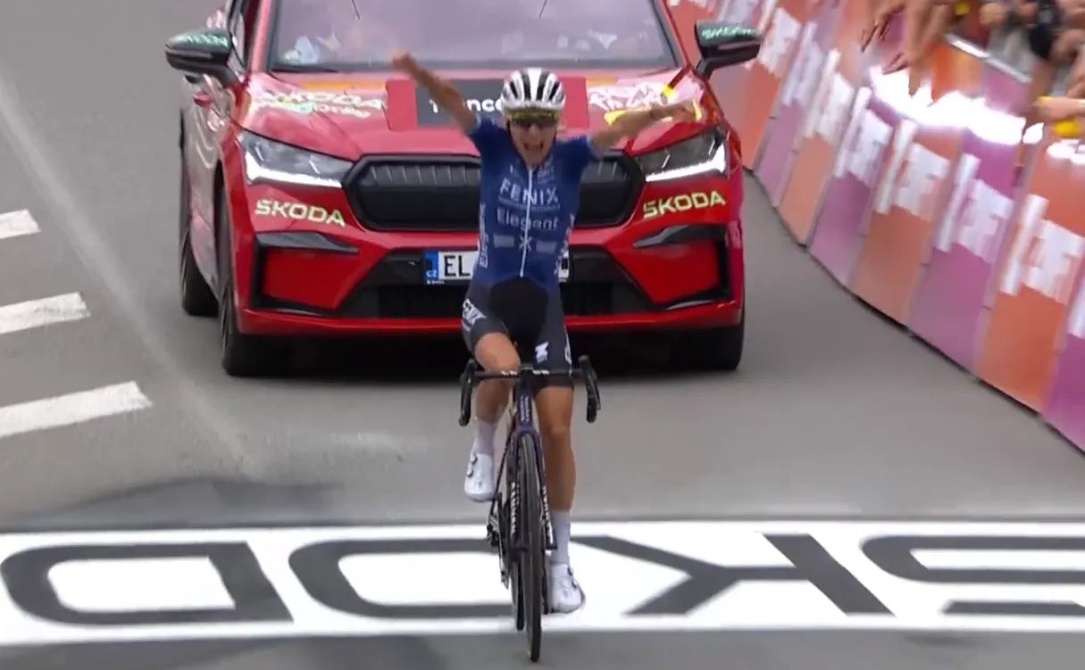 Weergaloze Kastelijn soleert na 160 kilometer (!) in vlucht naar ritwinst, Vollering pakt seconden op Van Vleuten