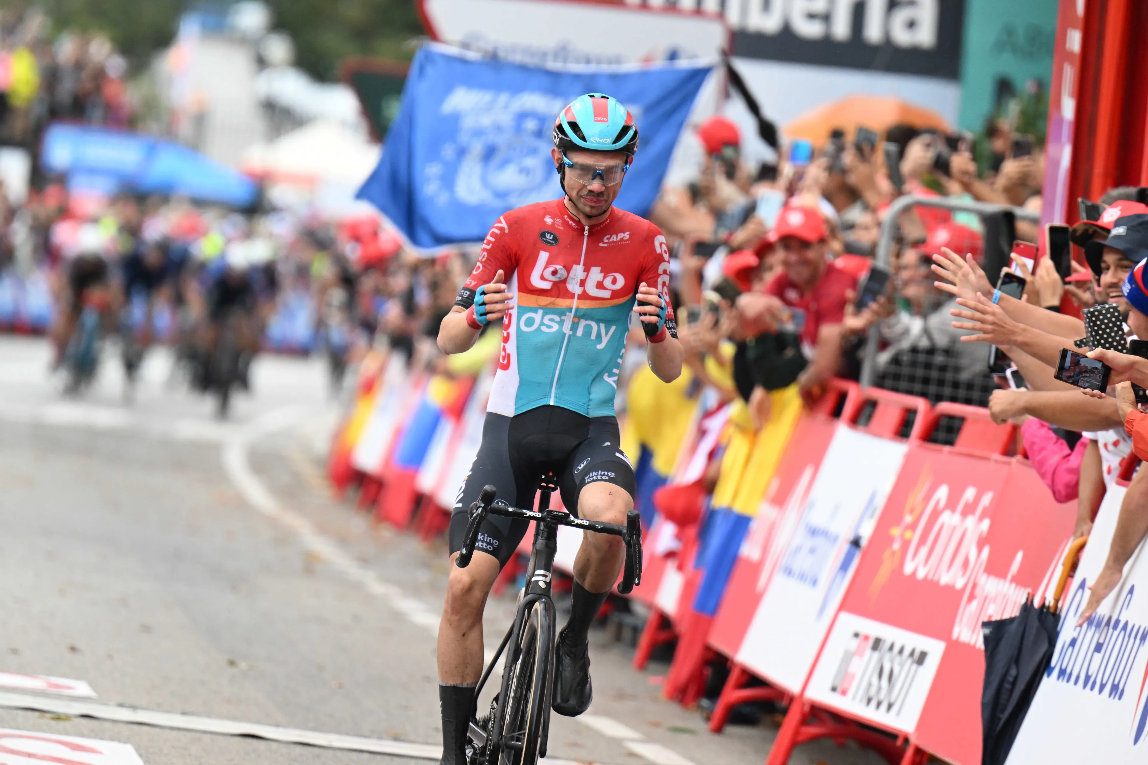 Parcours en uitslagen Vuelta a Espana 2023 | Piccolo pakt rood in chaotische rit, Kron wint de rit