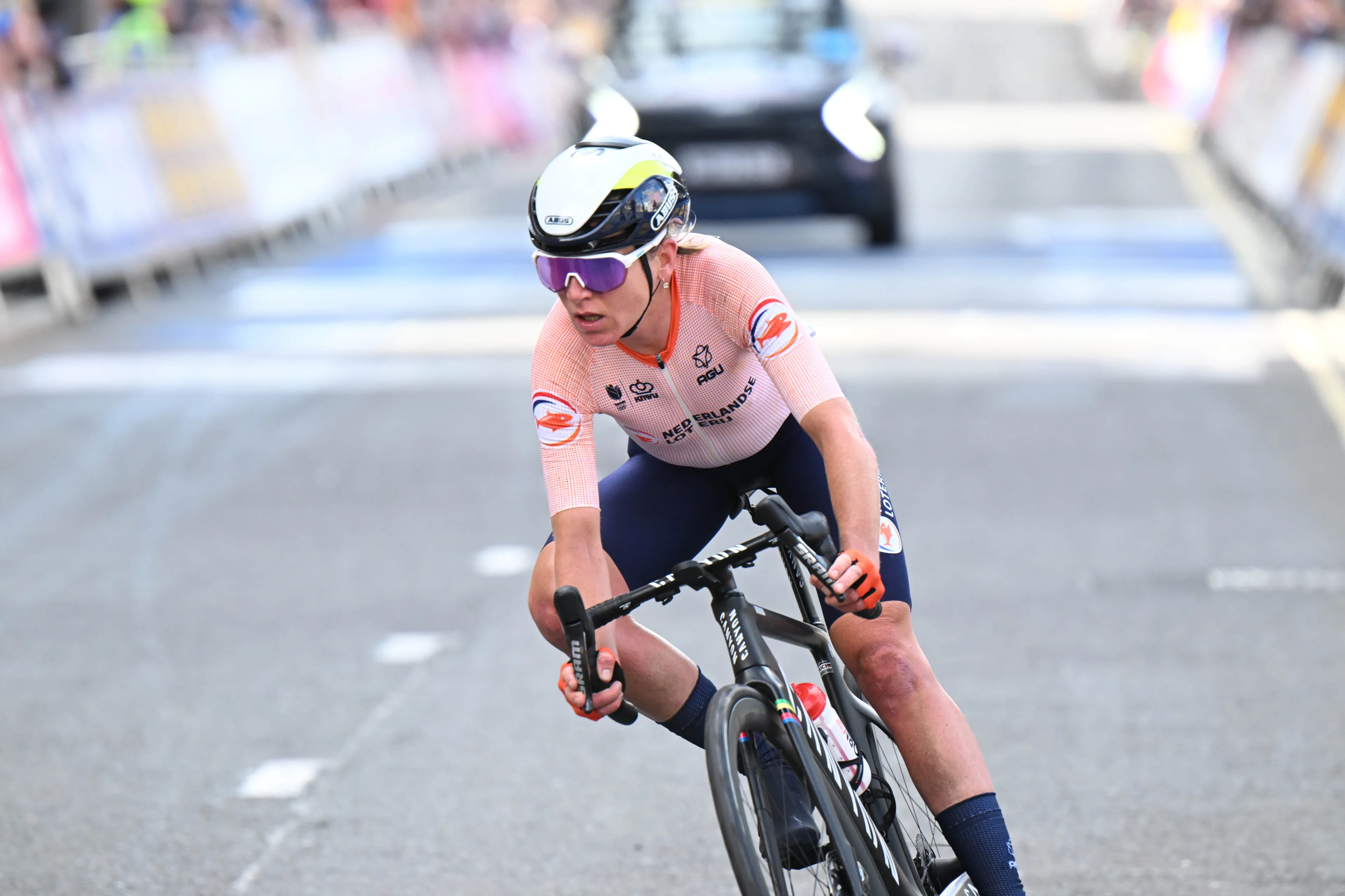 Van Vleuten relativeert dubbele pech met kippenvelmoment: 'Zoals mijn hele carrière: accept, adapt en move on'