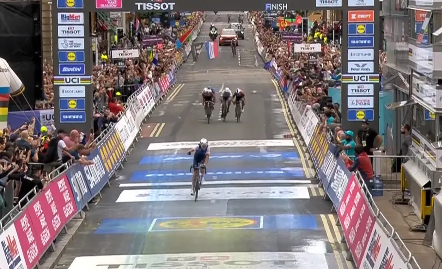 Alpecin-talent Laurance stunt vanuit vroege vlucht met WK-titel bij beloften, Nys en Segaert met lege handen