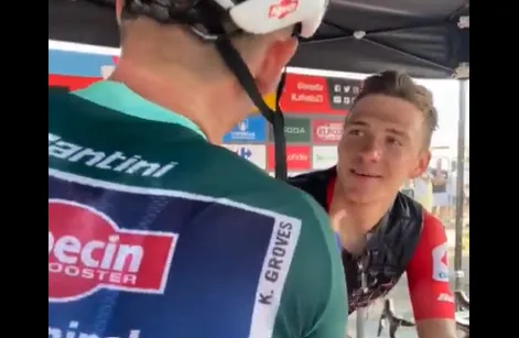 🎥 'Puntenpikker' Evenepoel dolt met dagwinnaar Groves: 'Zeg nou maar gewoon dat je wel sprintte'