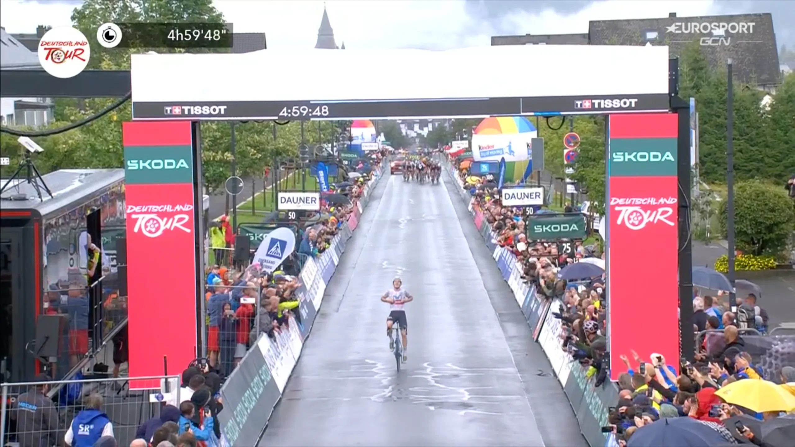 Regen en kou weert Muhlberger niet in Winterberg: Oostenrijker wint tweede etappe Deutschland Tour