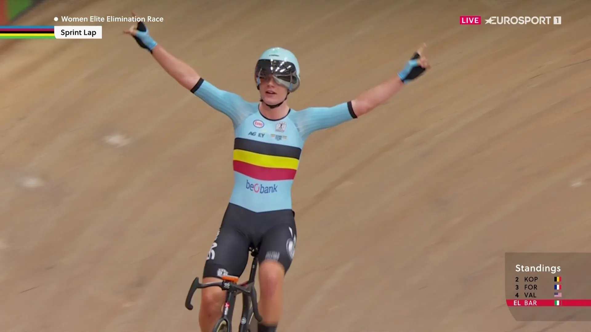 Je verzint het niet! Kopecky verliest kans op WK-goud na materiaalpech in laatste meters