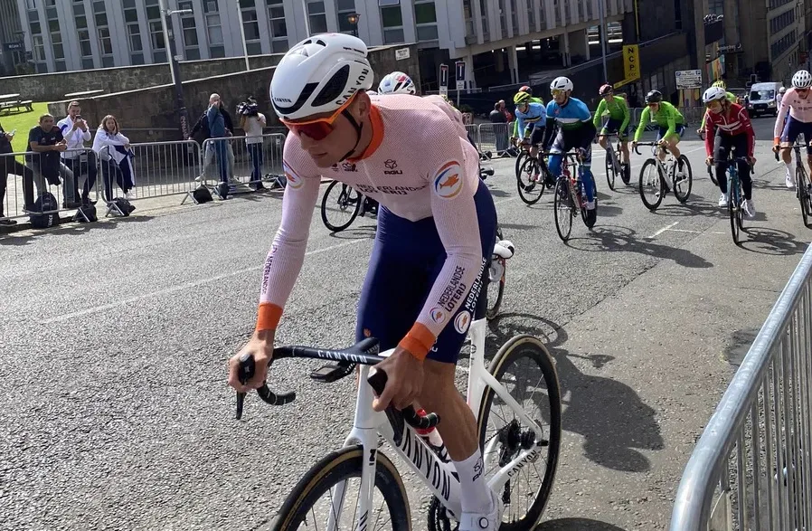 🎥 Vrrrrooooeeemmm! Van der Poel raast tijdens verkenning alvast een Schots klimmetje omhoog
