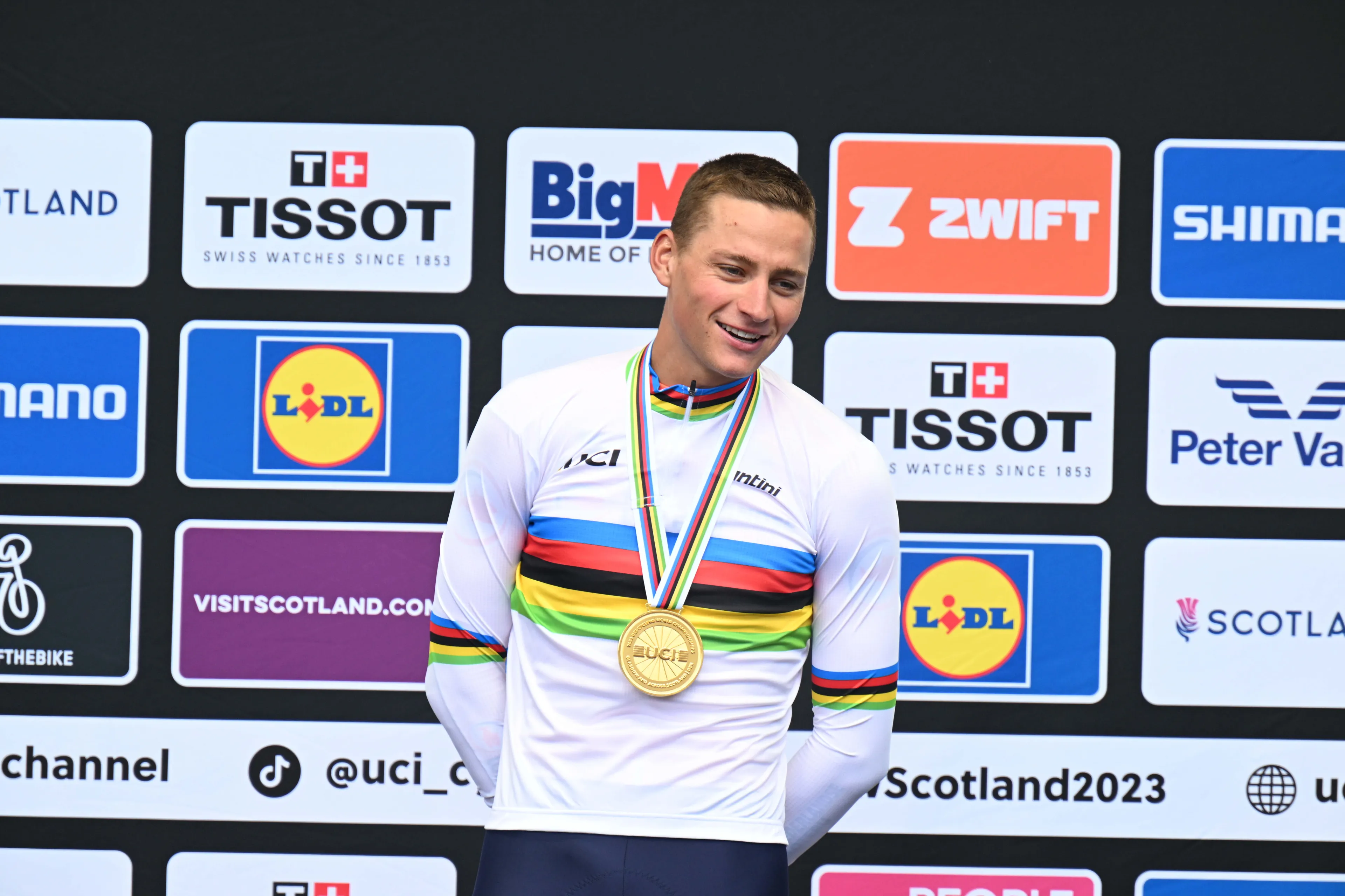 Van WK-goud naar mtb-deceptie naar eerste zege in regenboogtrui: de eerste 40 dagen van wereldkampioen Van der Poel