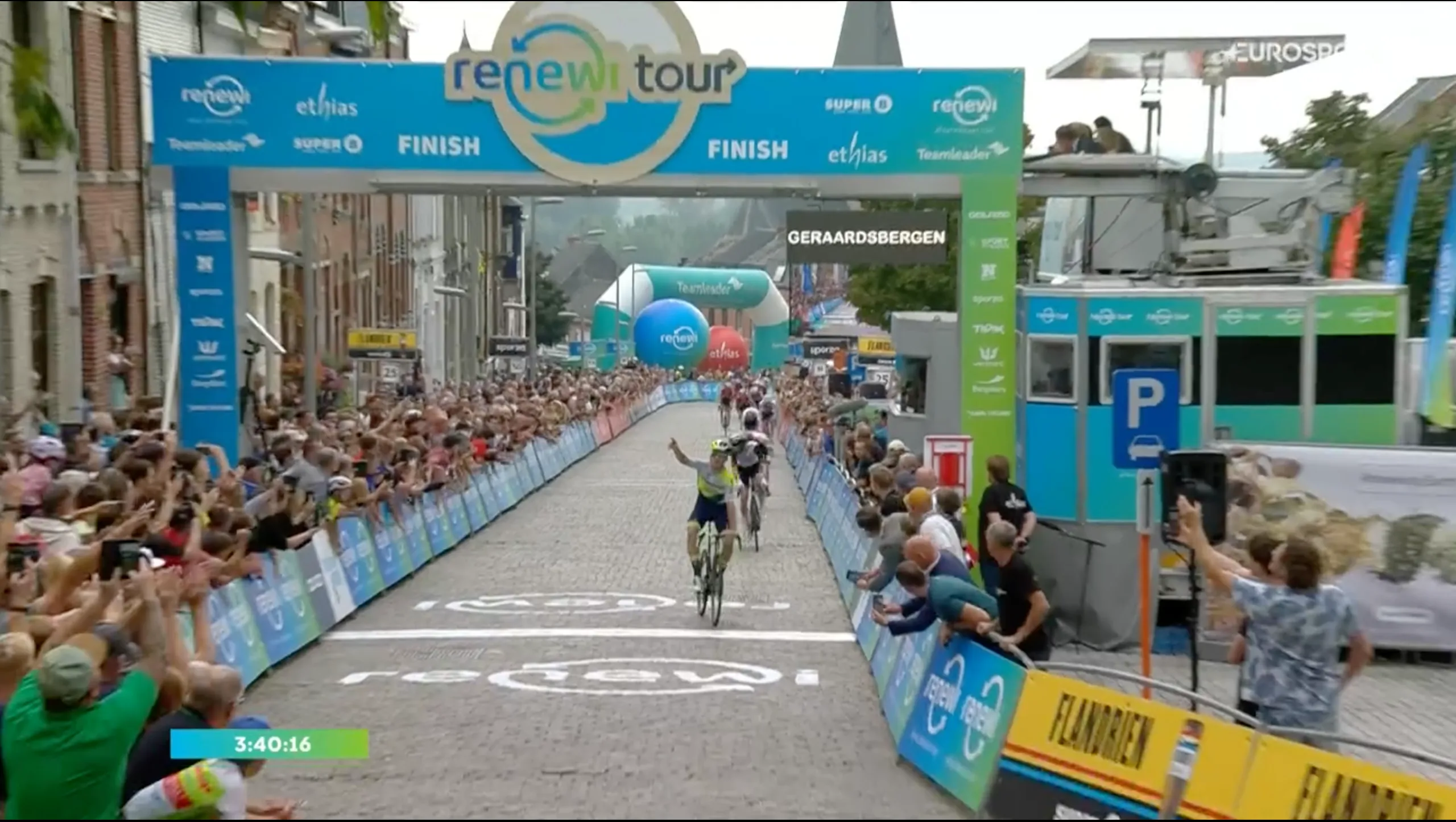 Mike Teunissen zorgt zelf voor verjaardagscadeau: Nederlander wint nipt de derde etappe in de Renewi Tour