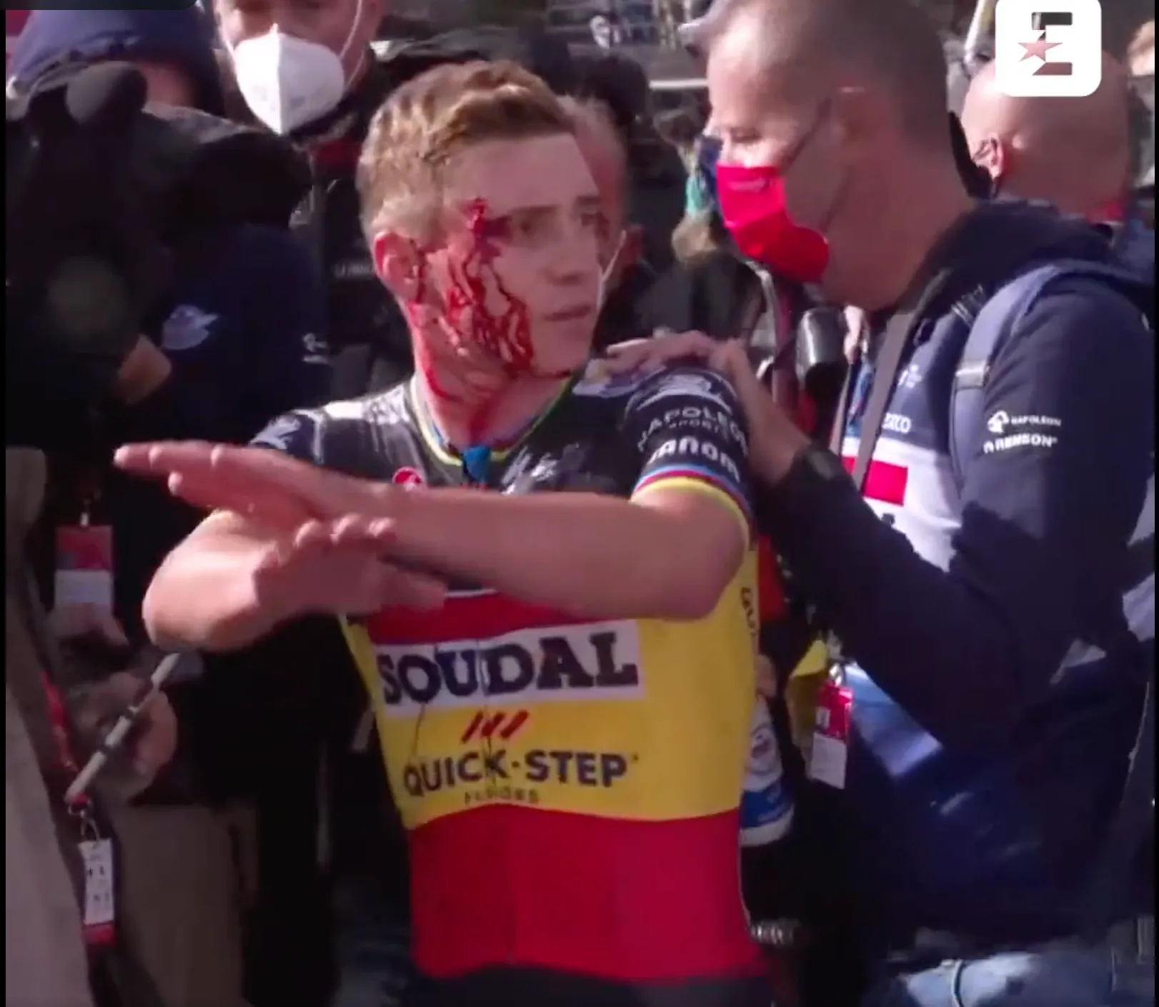 🎥 Update | Evenepoel reageert via Twitter op nare valpartij: 'Hoop dat die vrouw oké is'