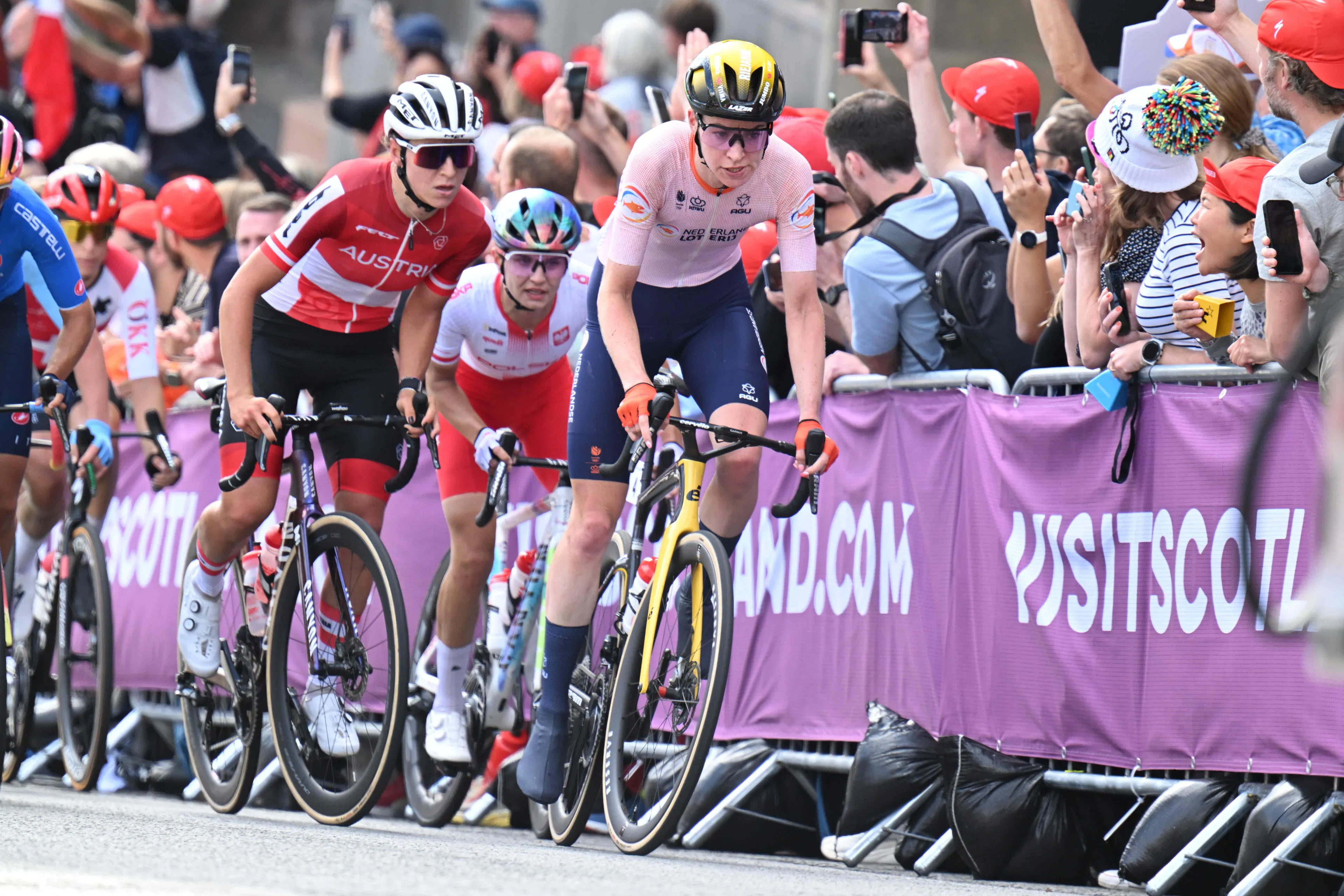 LIVE EK wielrennen - vrouwen 2023 | Nederland doet meerdere waaierpogingen in openingsfase