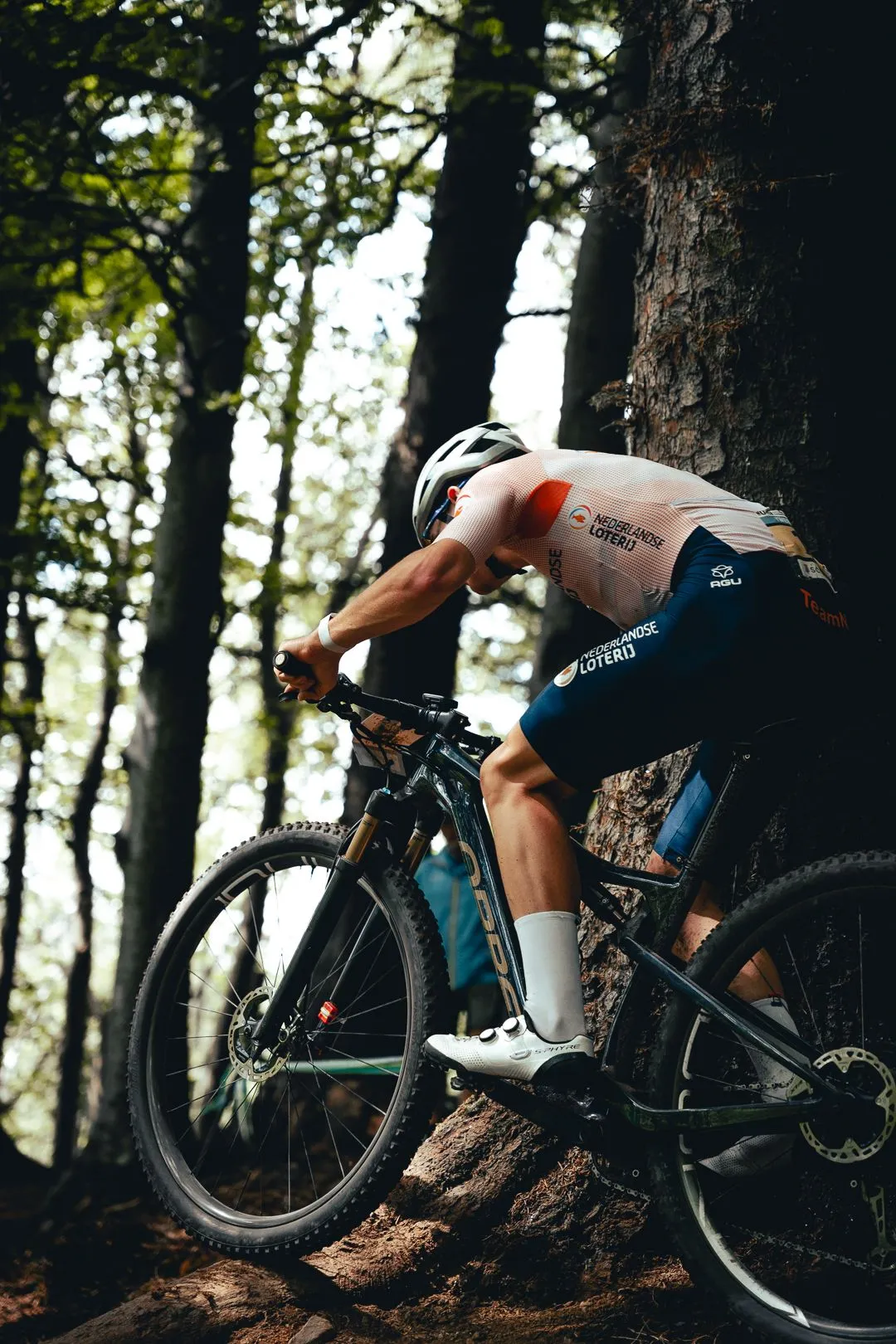 MTB-belofte Schellekens redde Spelen Van der Poel en gaat zelf in 2024 ‘de weg ontdekken’ namens Jumbo-Visma