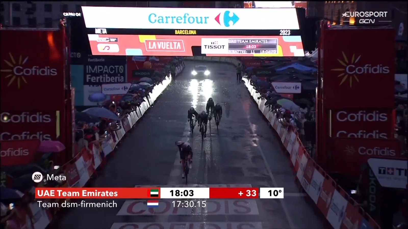 Almeida komt goed weg na fietswissel en krijgt zelfde tijd als rest van UAE: 'Gelukkig is niemand gevallen'