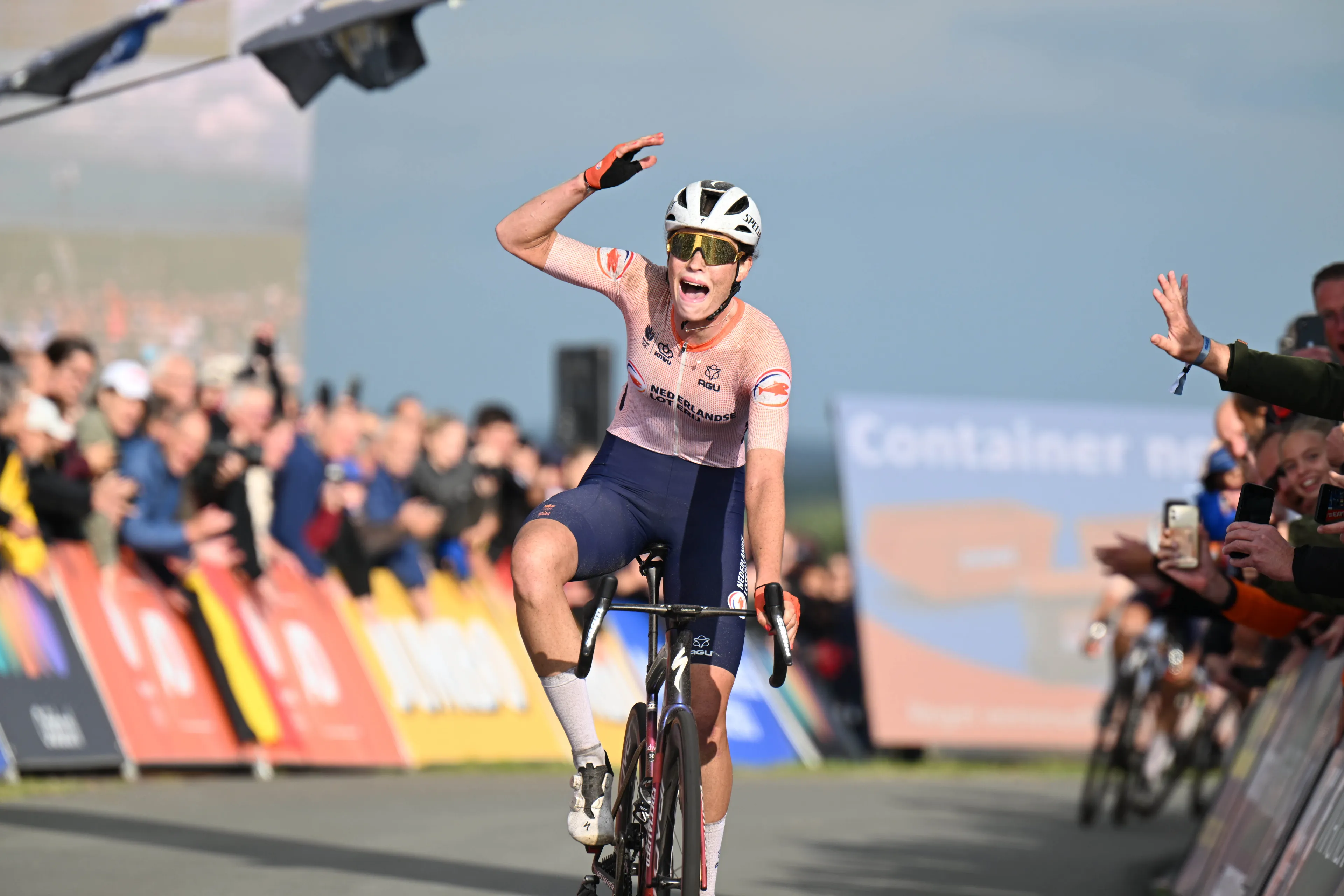 Oranje boven: Mischa Bredewold knalt naar EK-titel in eigen land, Wiebes en Kopecky mee op podium