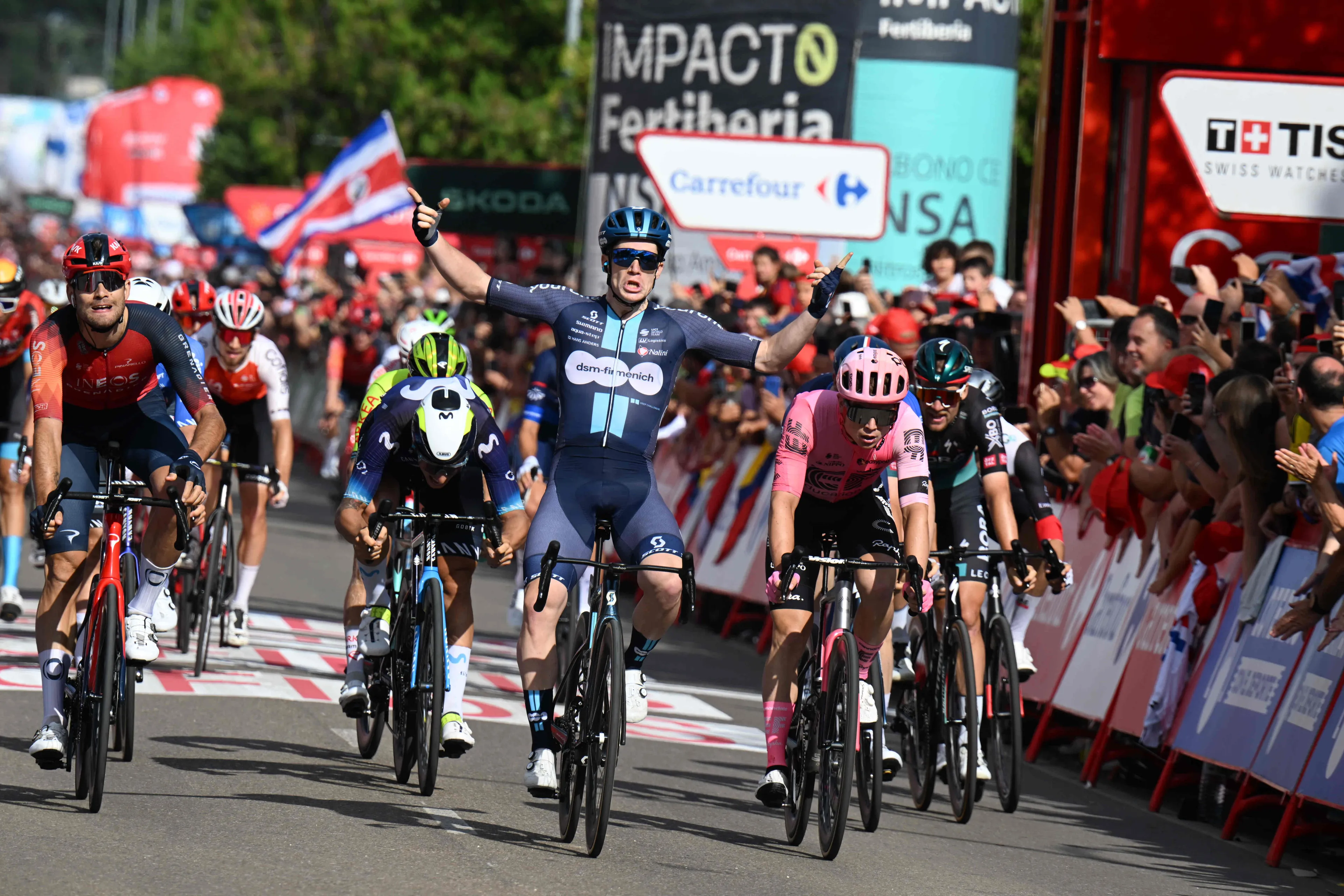 Dainese klopt indrukwekkende Ganna in laatste meters Vuelta-spurtrit, Groves uitgeschakeld door val